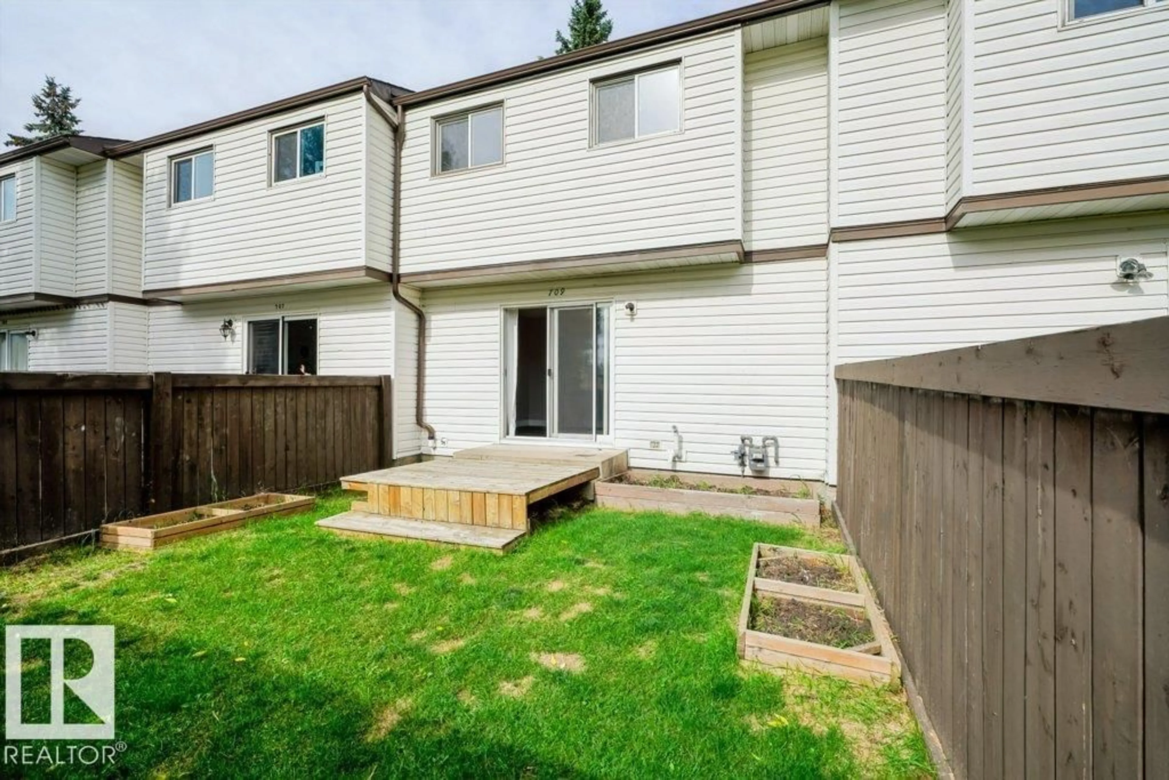 Patio, unknown for 709 CLAREVIEW RD, Edmonton Alberta T5A3S6