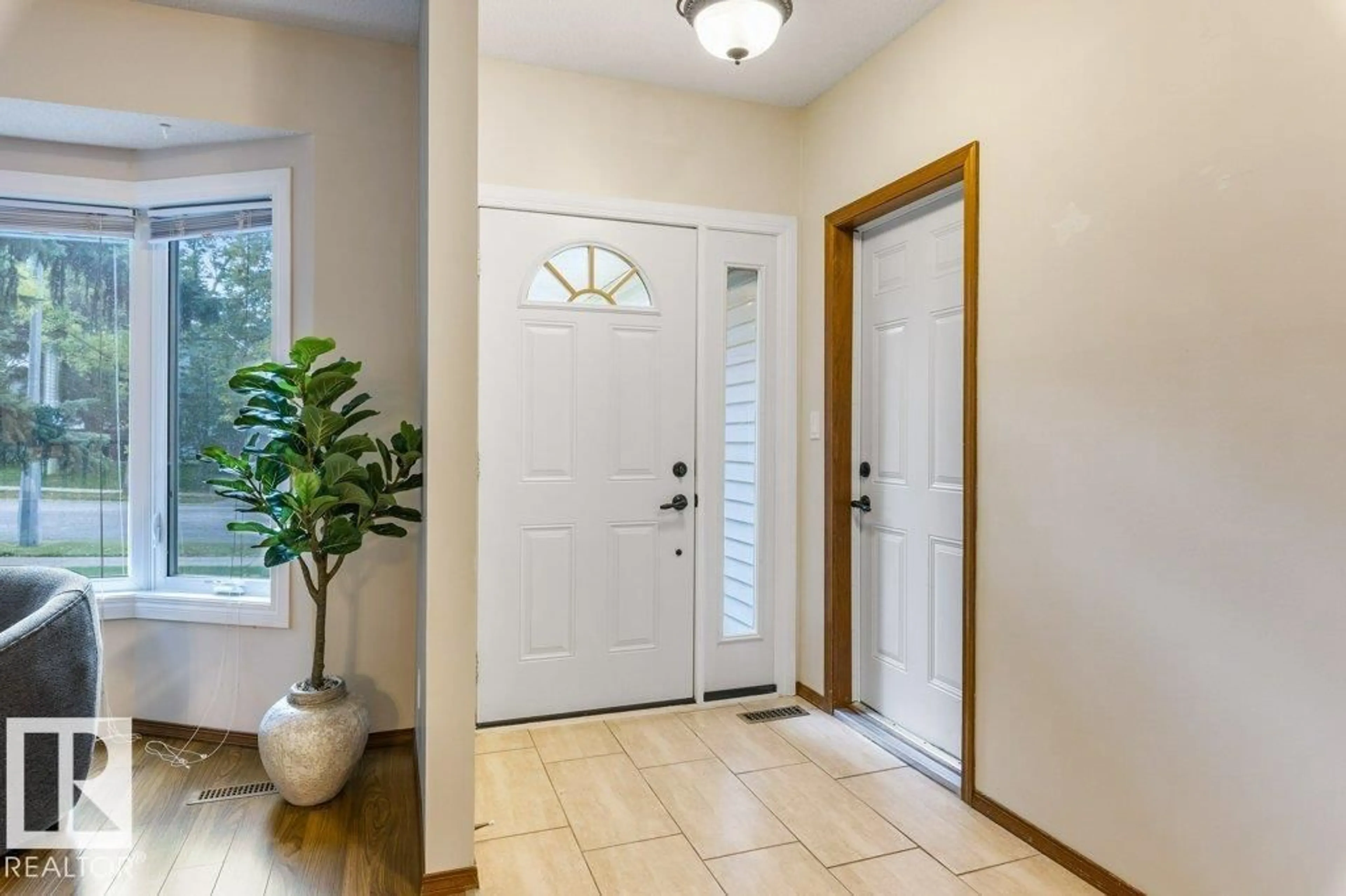 Indoor entryway for 25 WELLAND CR, St. Albert Alberta T8N3W3