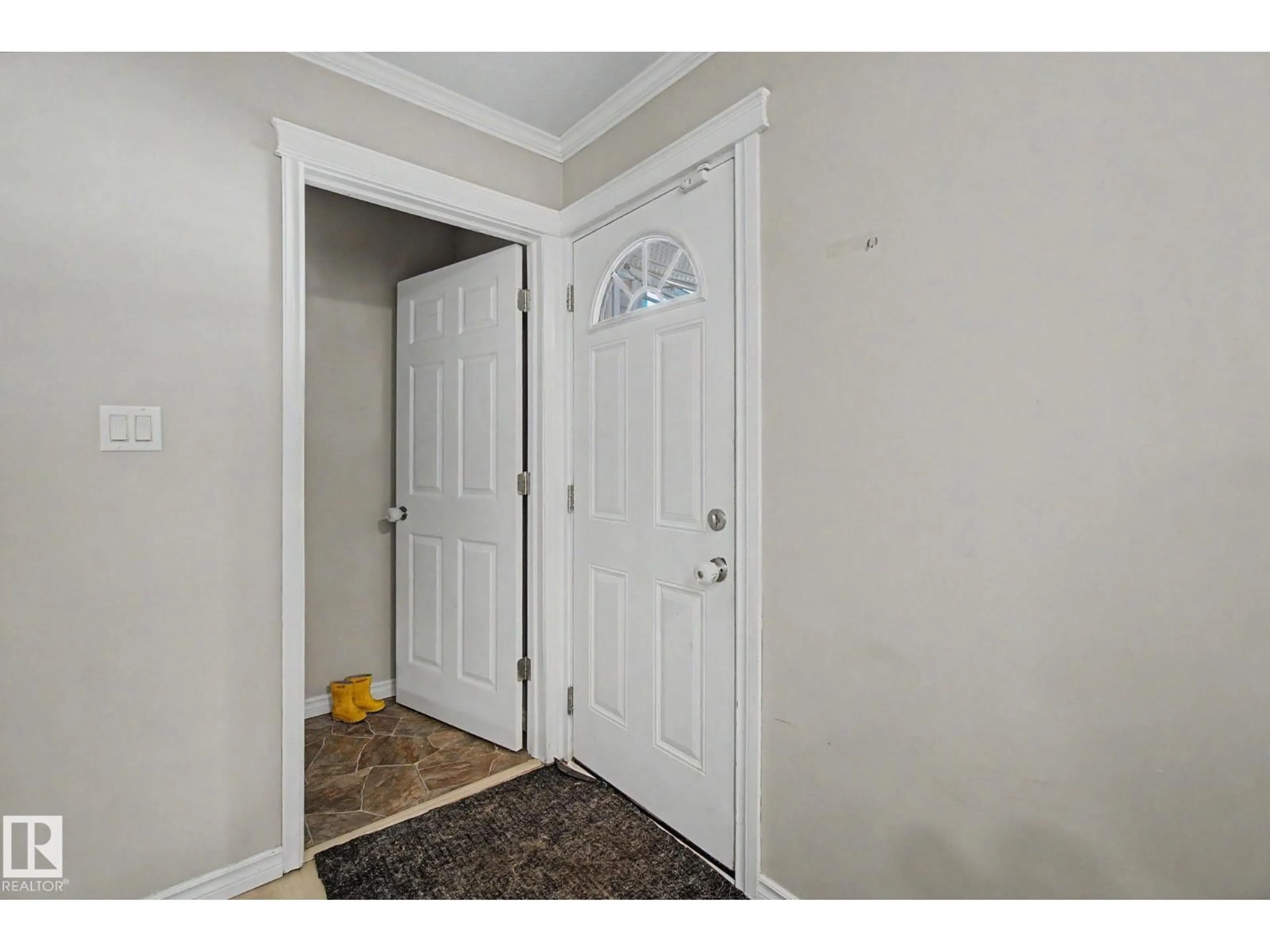 Indoor entryway for 304 SPRUCE GL, Spruce Grove Alberta T7X2J7