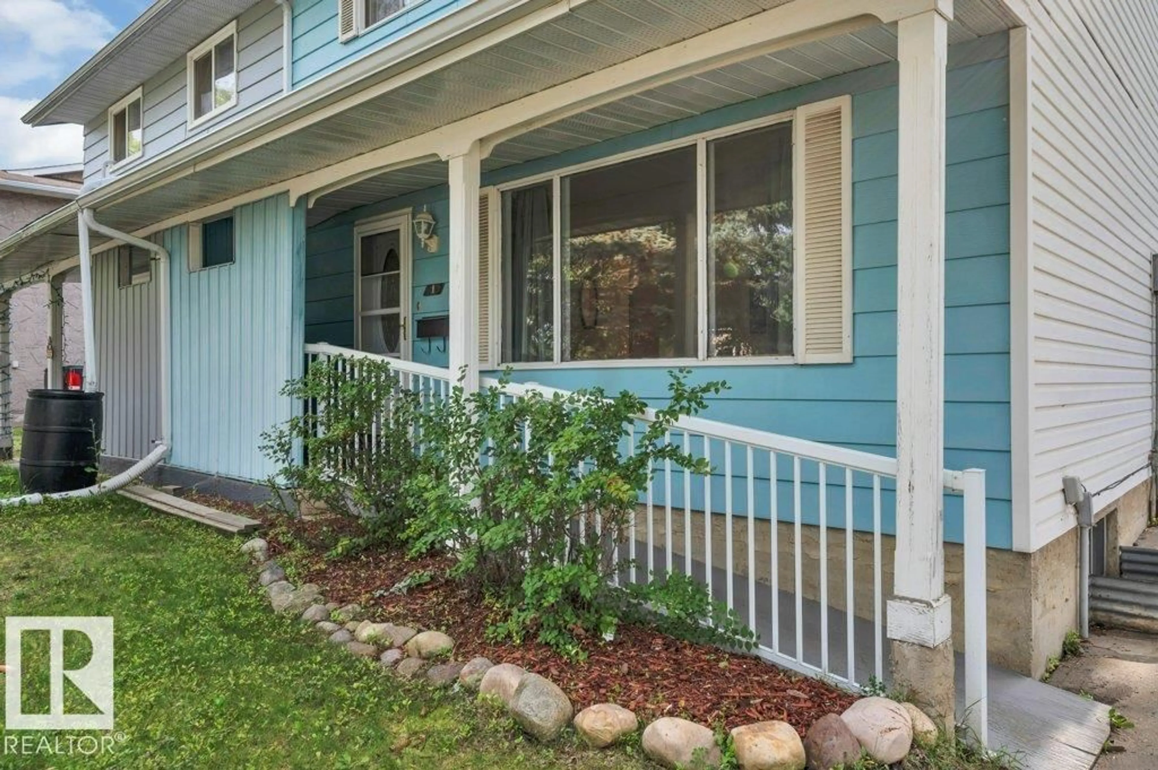 Home with vinyl exterior material, street for 1 FOREST DR, St. Albert Alberta T8N1W9
