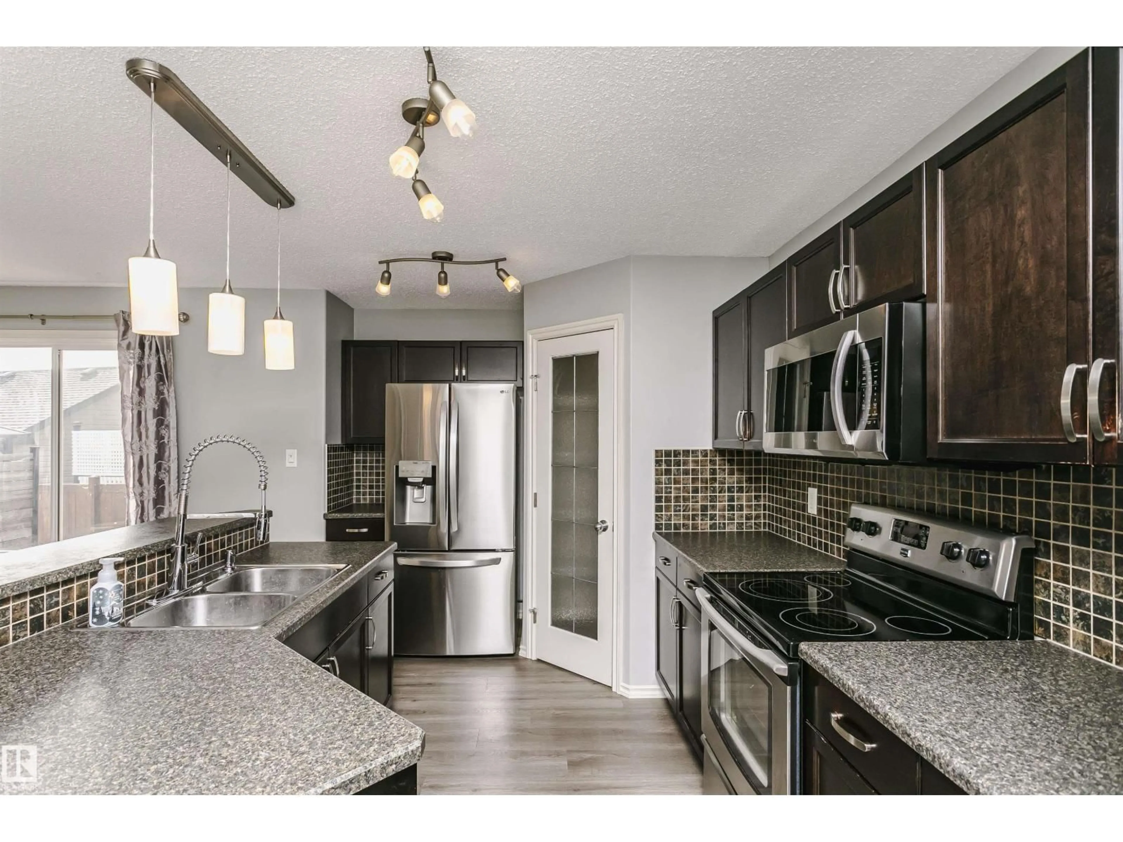 Open concept kitchen, ceramic/tile floor for NW - 9503 213 ST, Edmonton Alberta T5T4C7