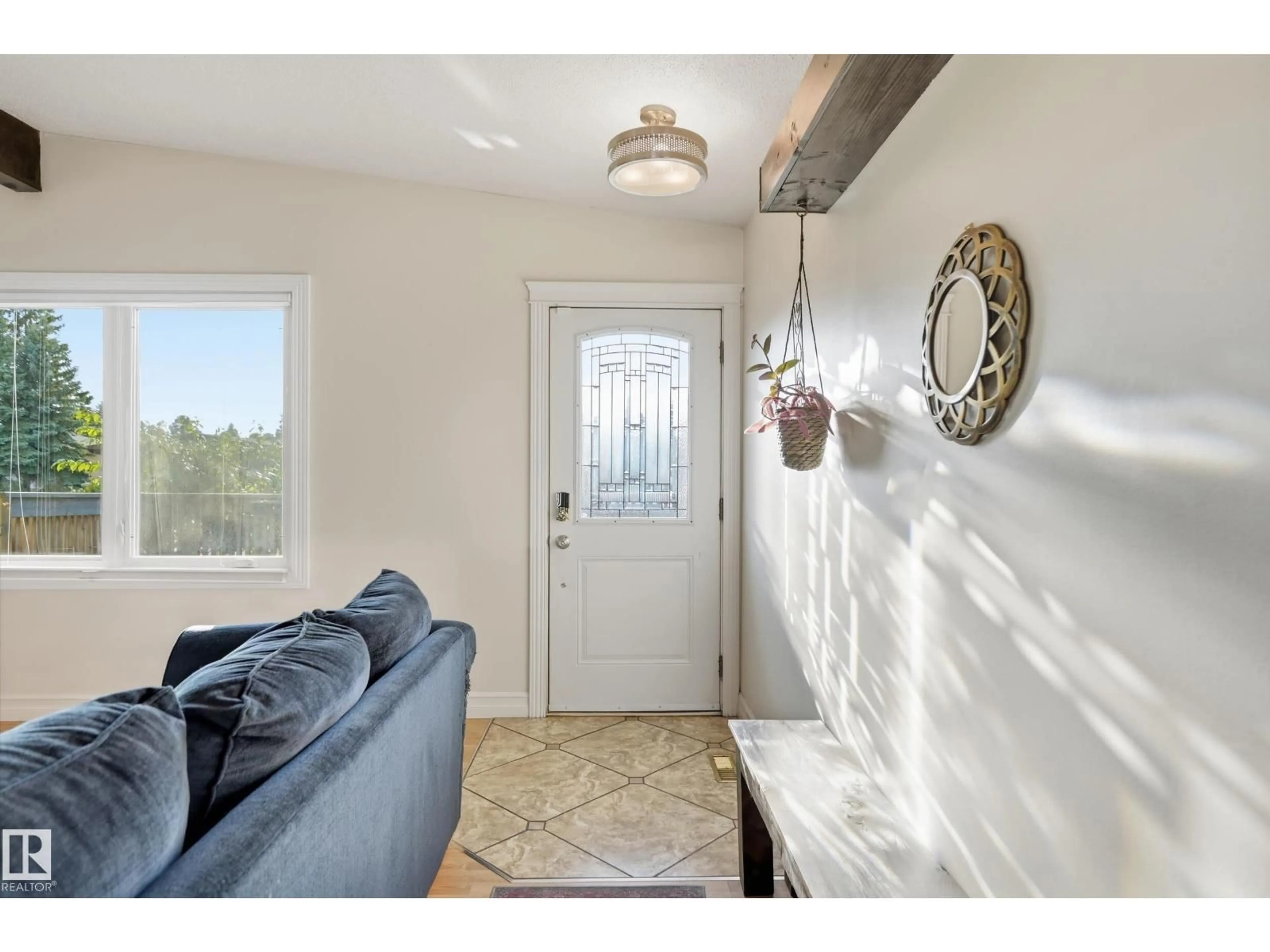 Indoor entryway for 3523 106 ST, Edmonton Alberta T6J2L2