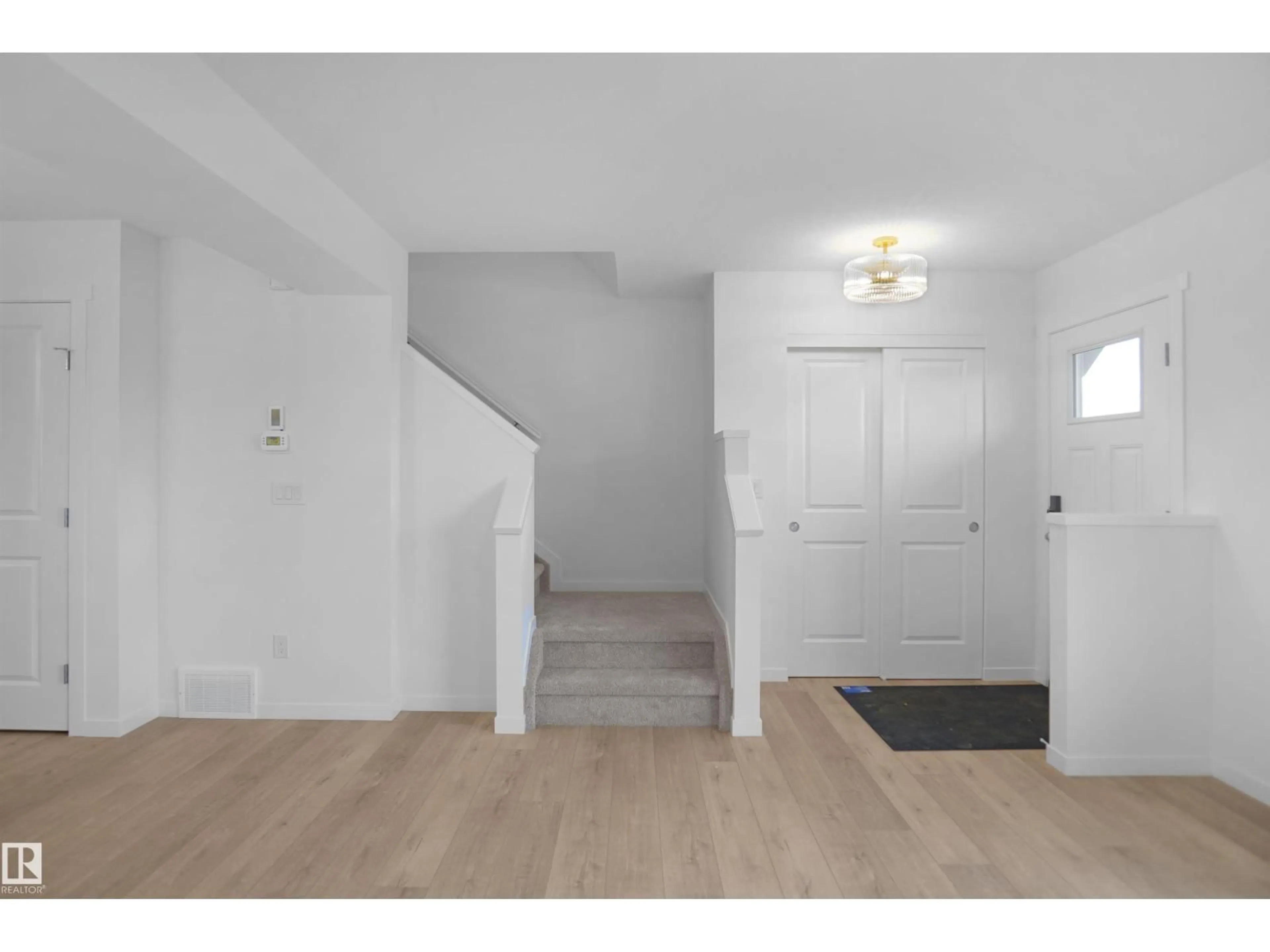 Indoor entryway for 423 ASTER DR, Edmonton Alberta T6T2N8