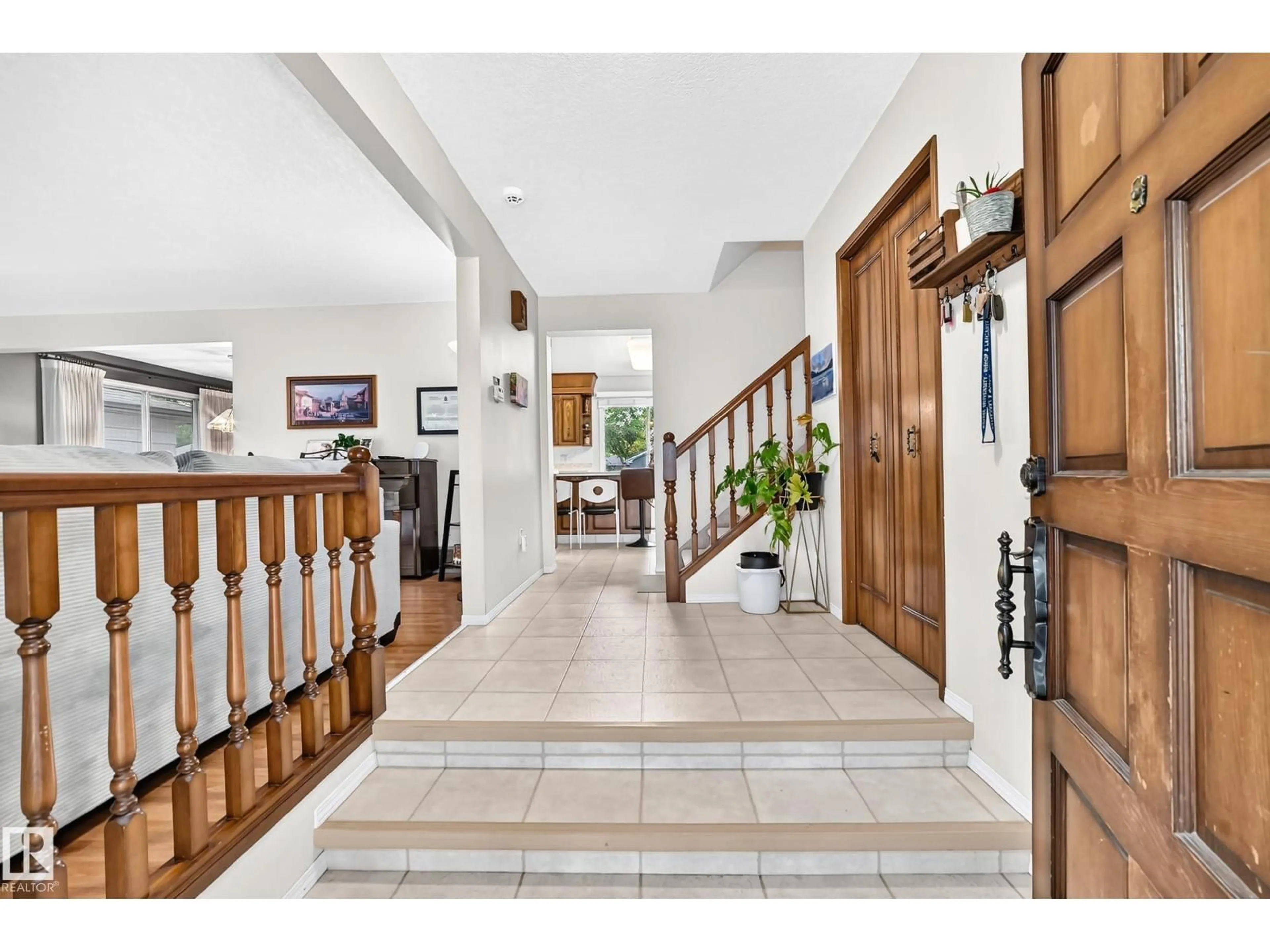 Indoor foyer for 23 WOODLANDS RD, St. Albert Alberta T8N3L8