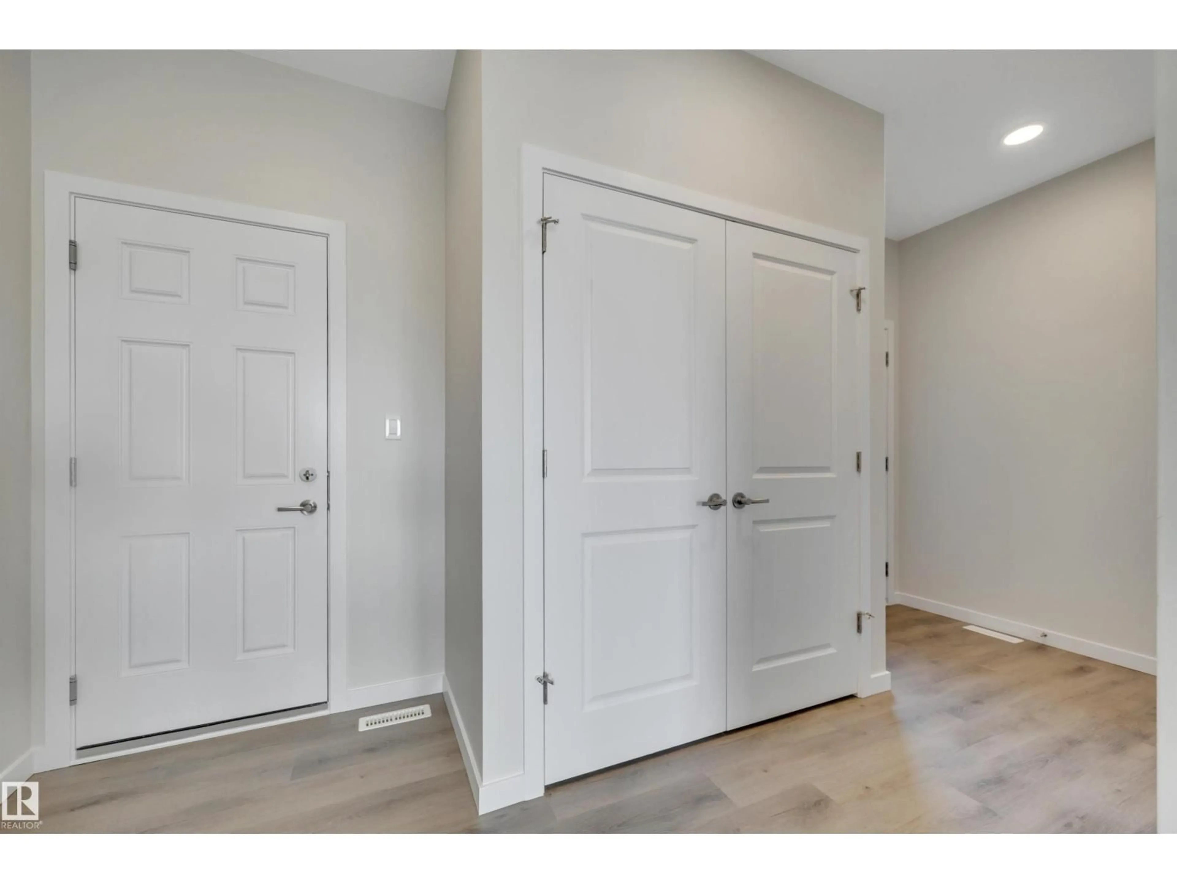 Indoor entryway for SW - 5439 HAWTHORN RU, Edmonton Alberta T6X3K5