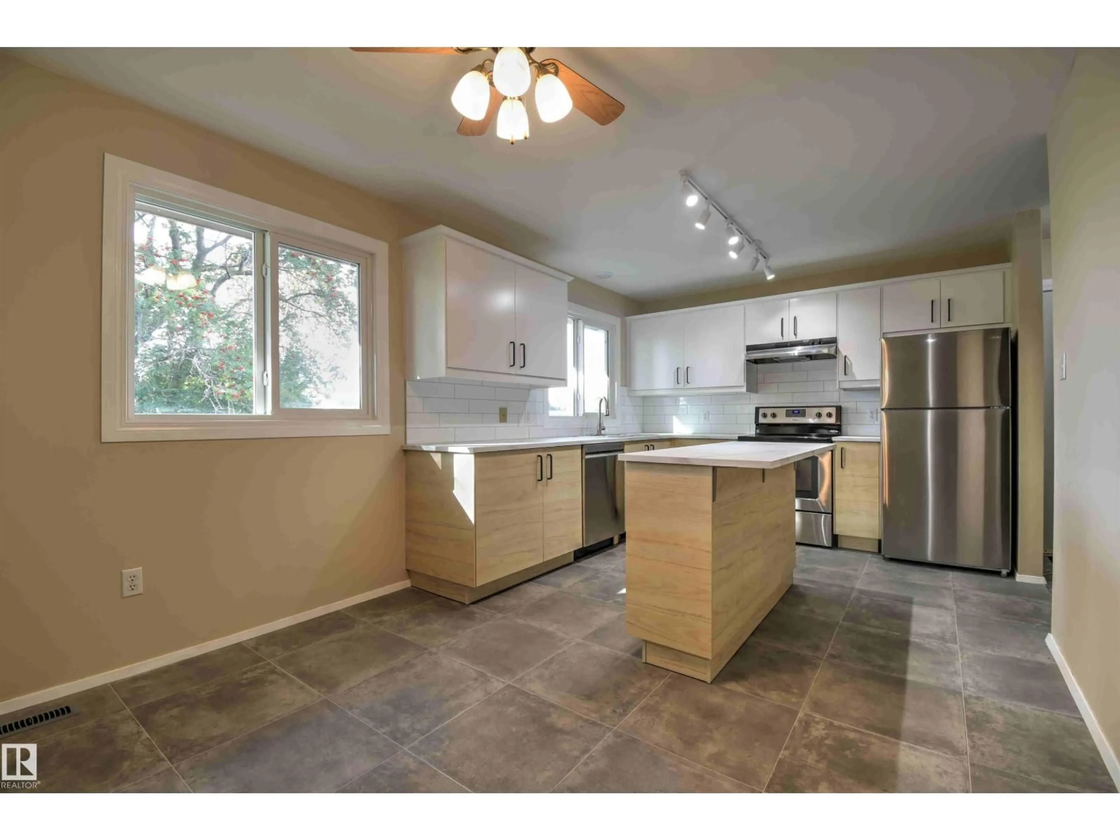Open concept kitchen, ceramic/tile floor for 5310 51 AV, St. Paul Town Alberta T0A3A1