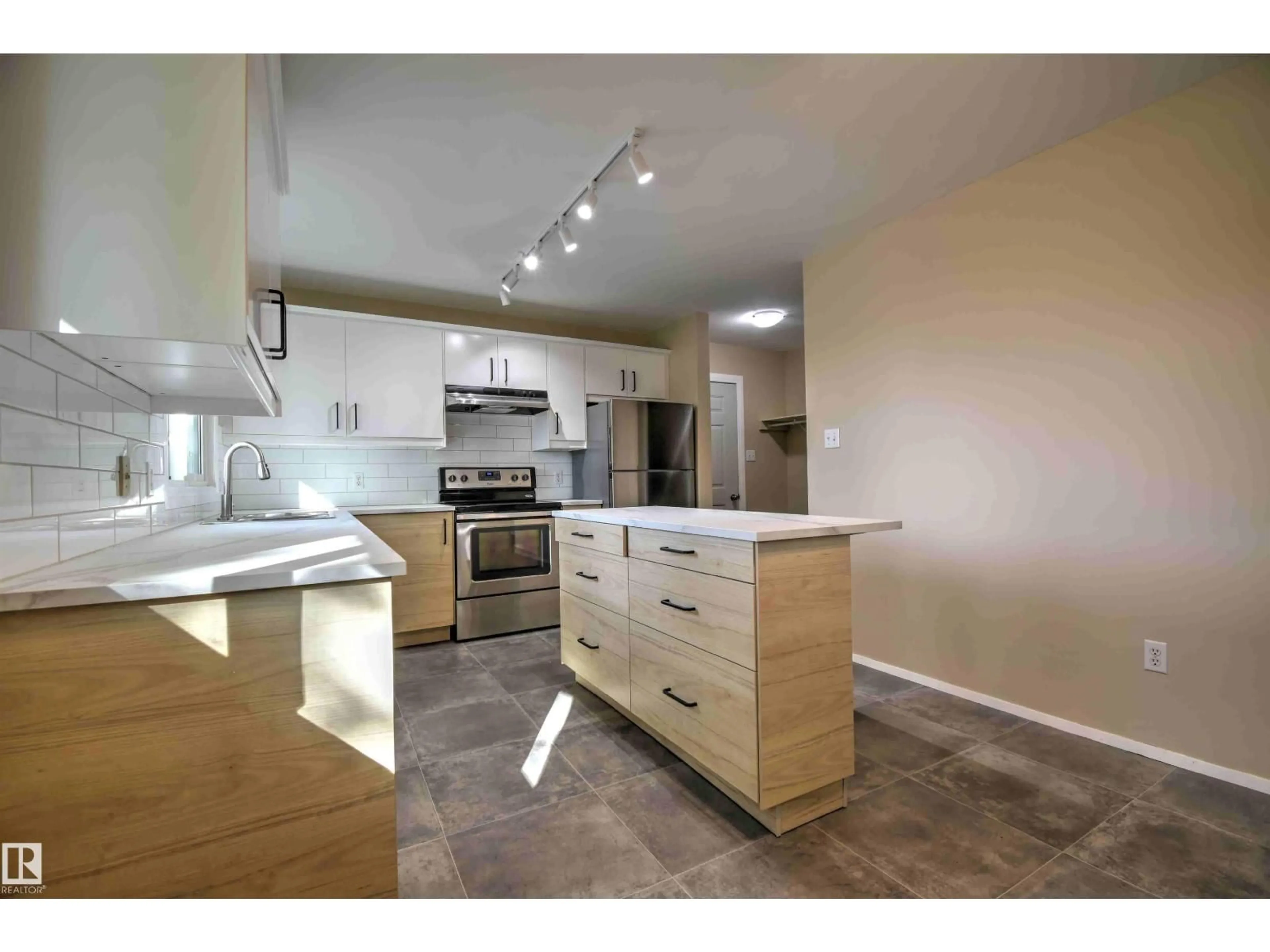 Open concept kitchen, unknown for 5310 51 AV, St. Paul Town Alberta T0A3A1