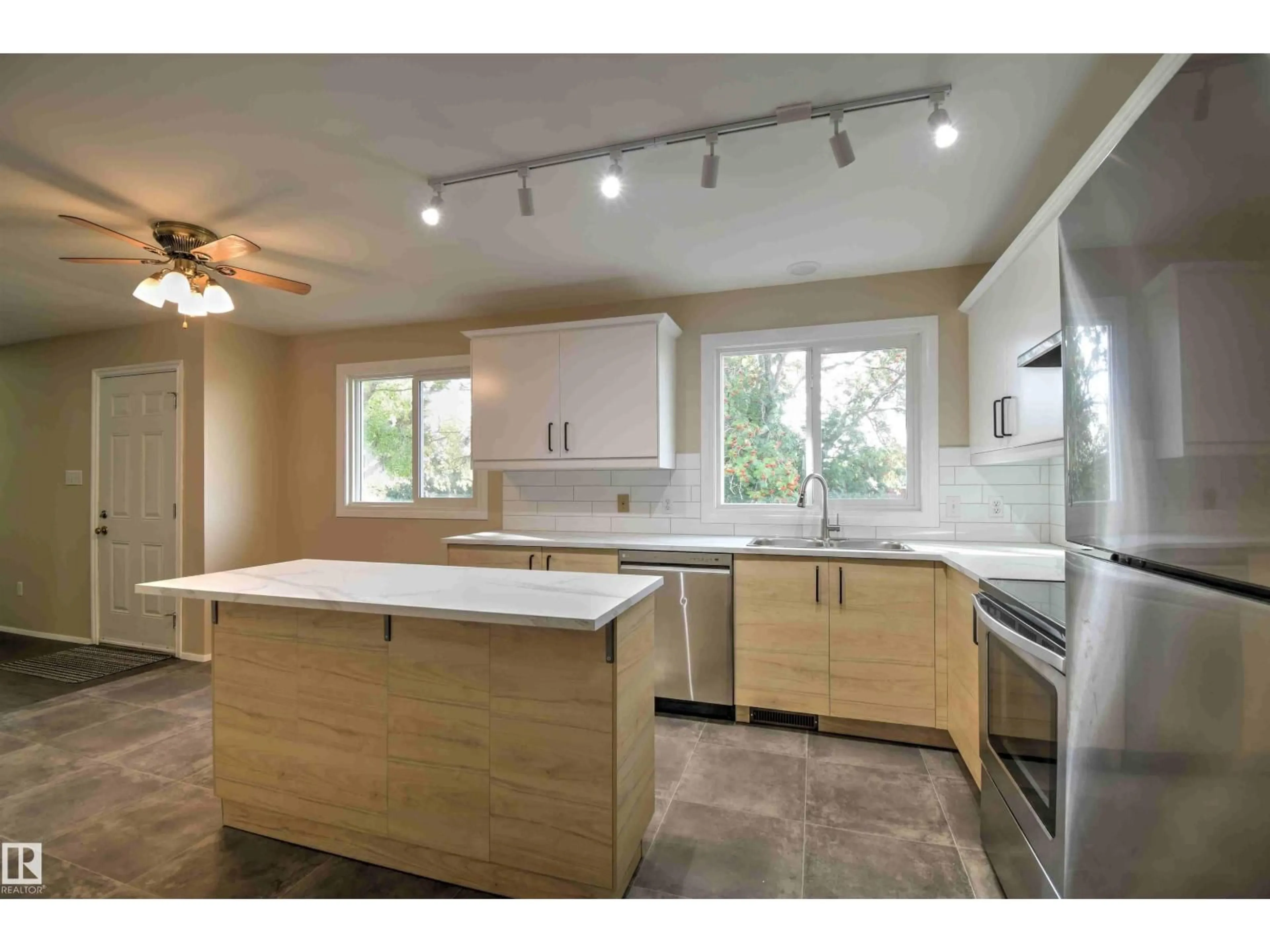 Open concept kitchen, unknown for 5310 51 AV, St. Paul Town Alberta T0A3A1