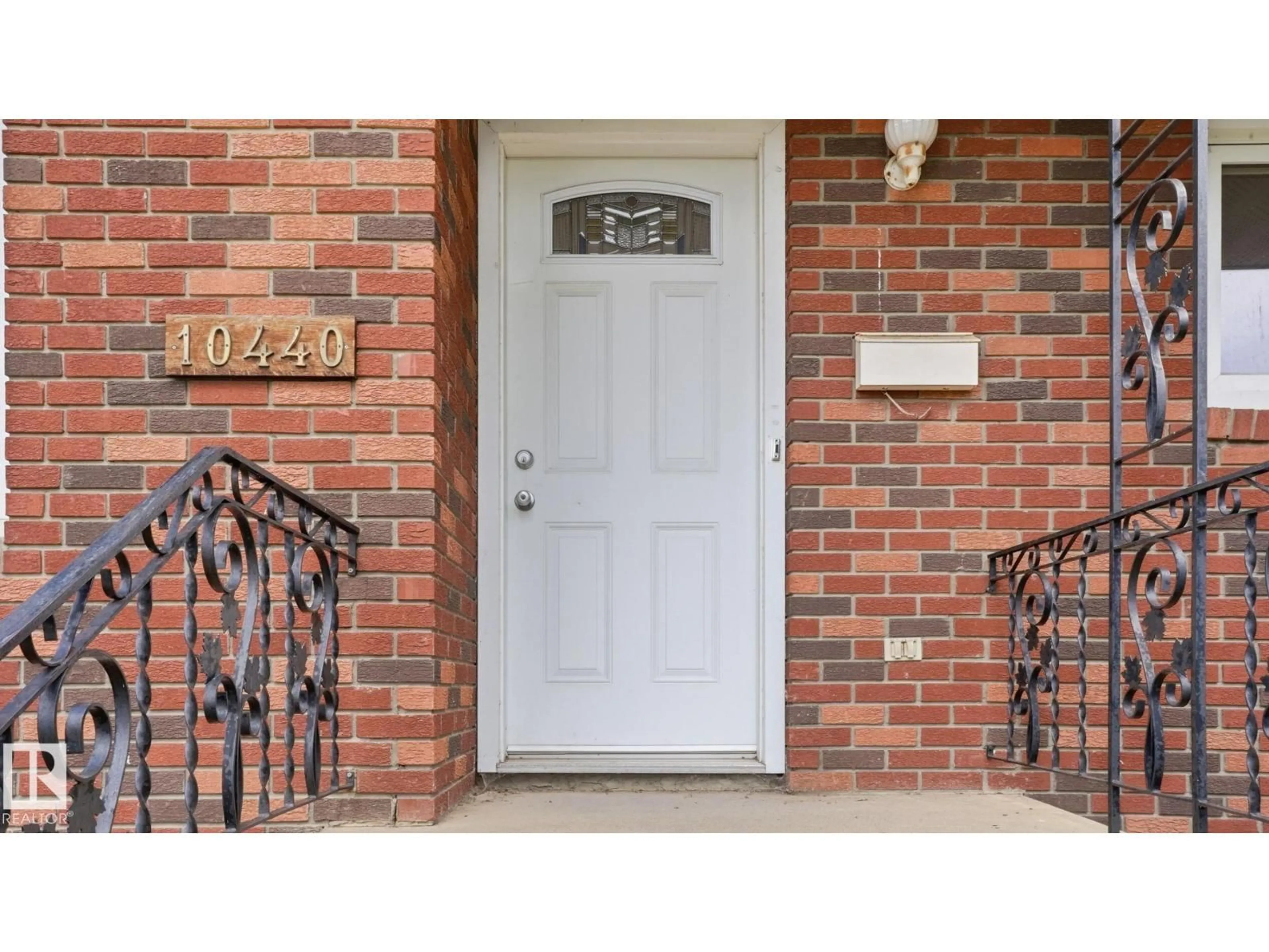 Indoor entryway for 10440 36 AV, Edmonton Alberta T6J2H4