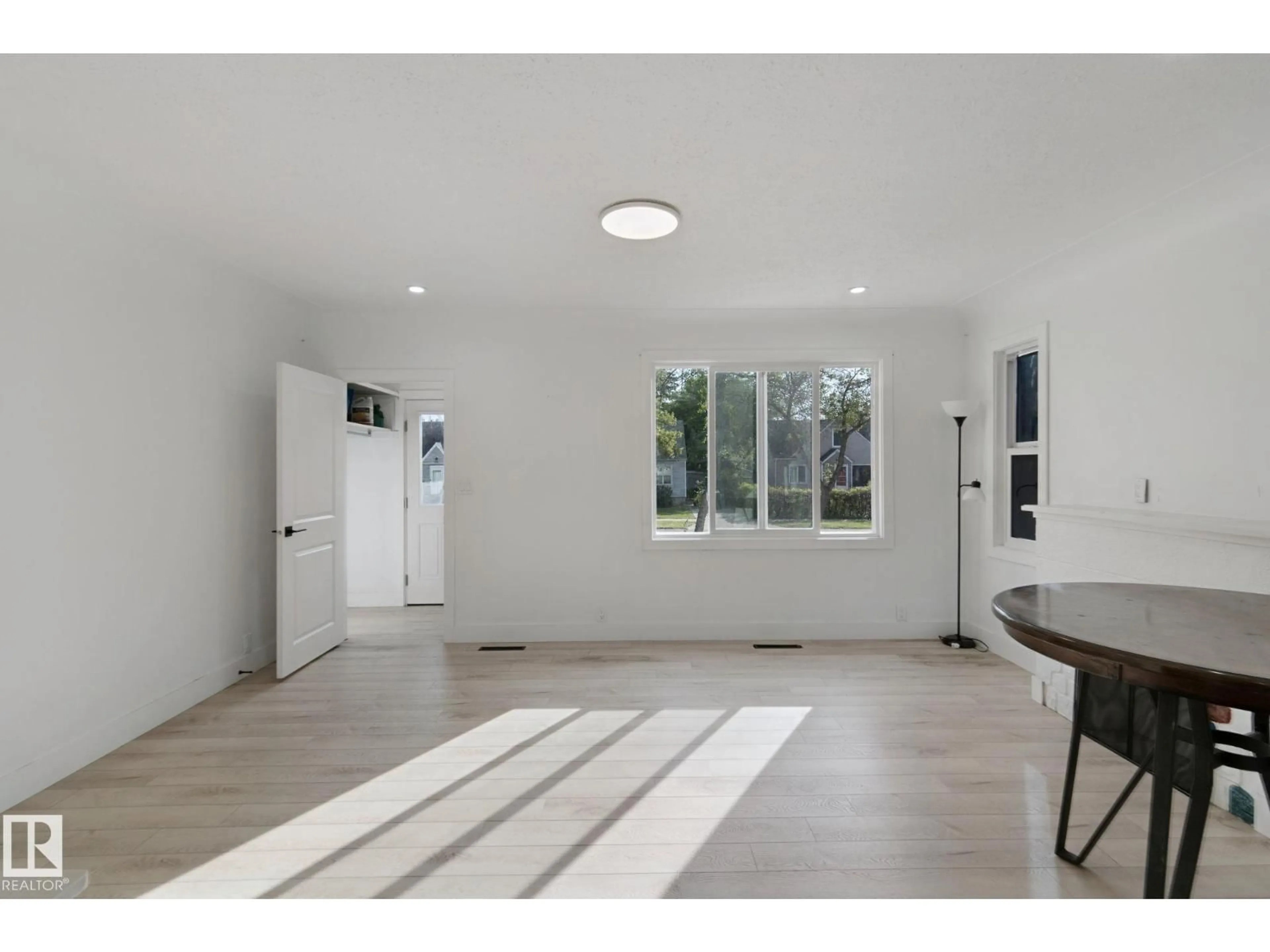 Indoor entryway for 11914 124 ST, Edmonton Alberta T5L0M5