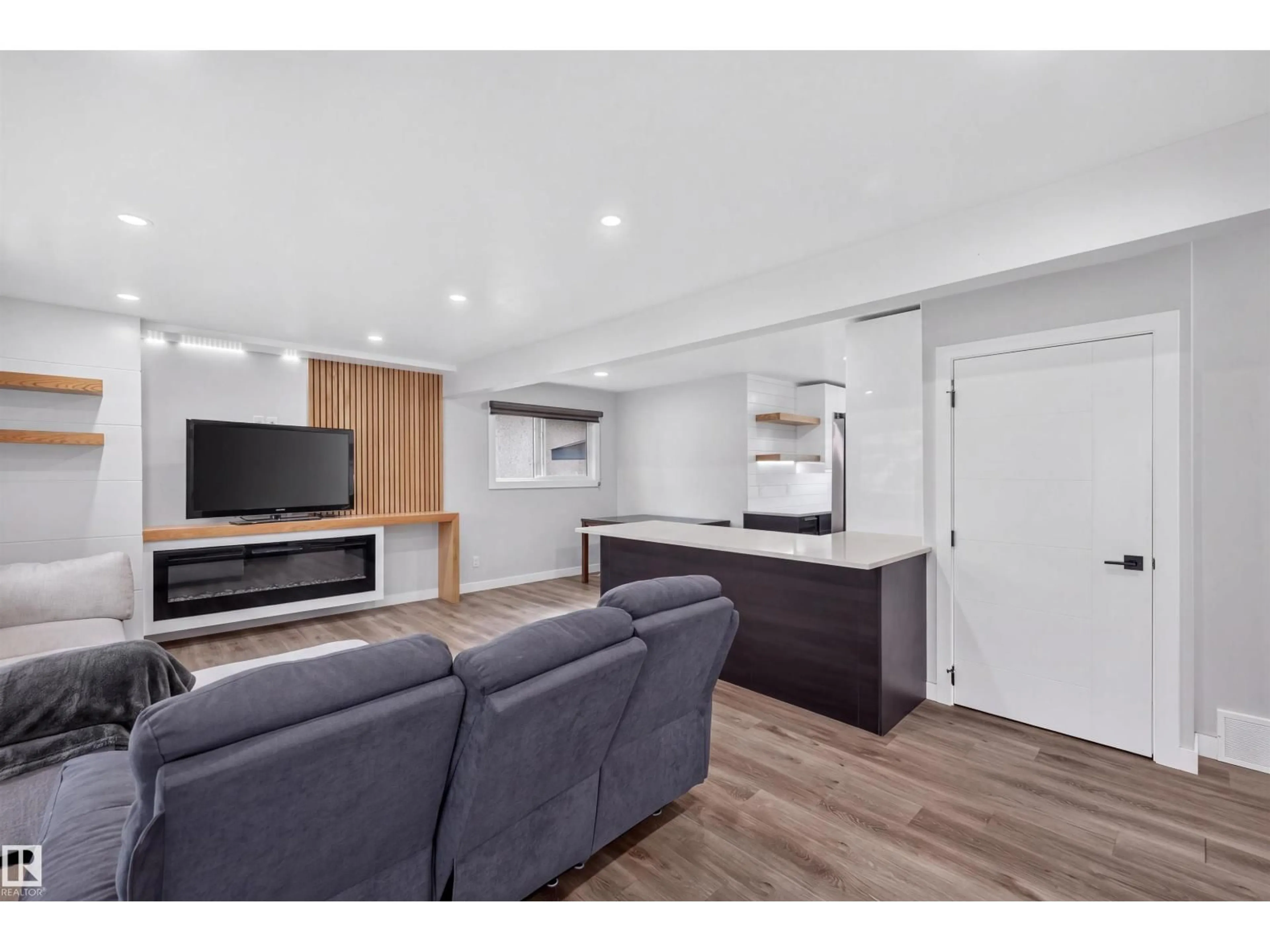 Unknown for NW - 9516 52 ST, Edmonton Alberta T6B1G9
