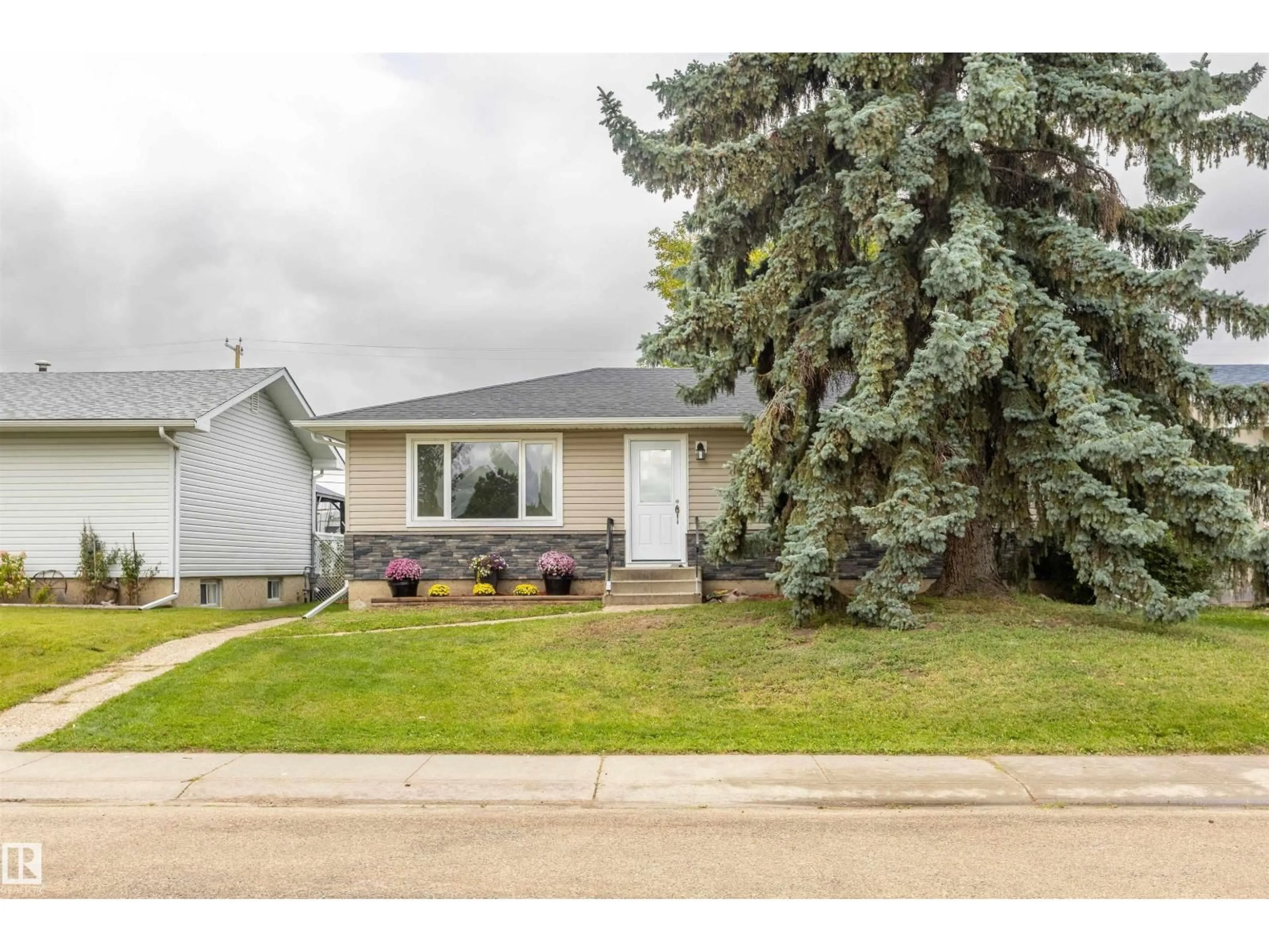 Home with vinyl exterior material, street for 9908 99 ST, Morinville Alberta T8R1G5