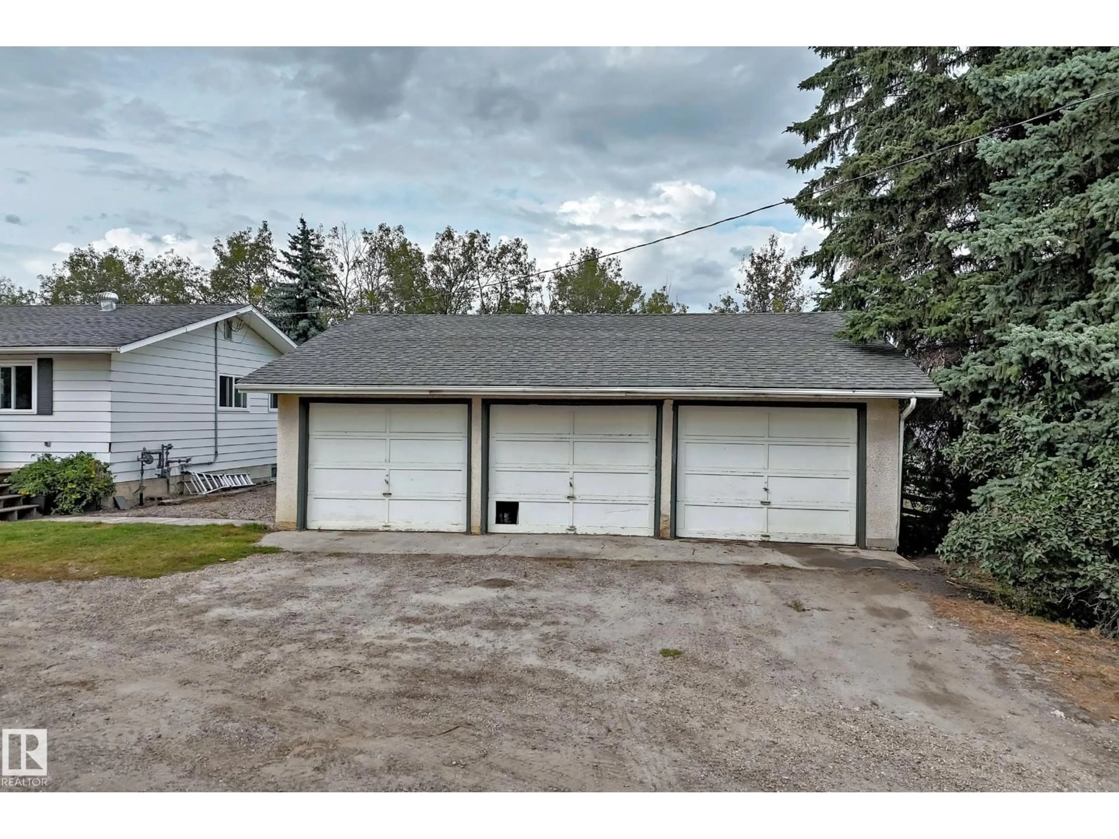Indoor garage for 23230 TWP ROAD 520, Rural Strathcona County Alberta T8B1G3