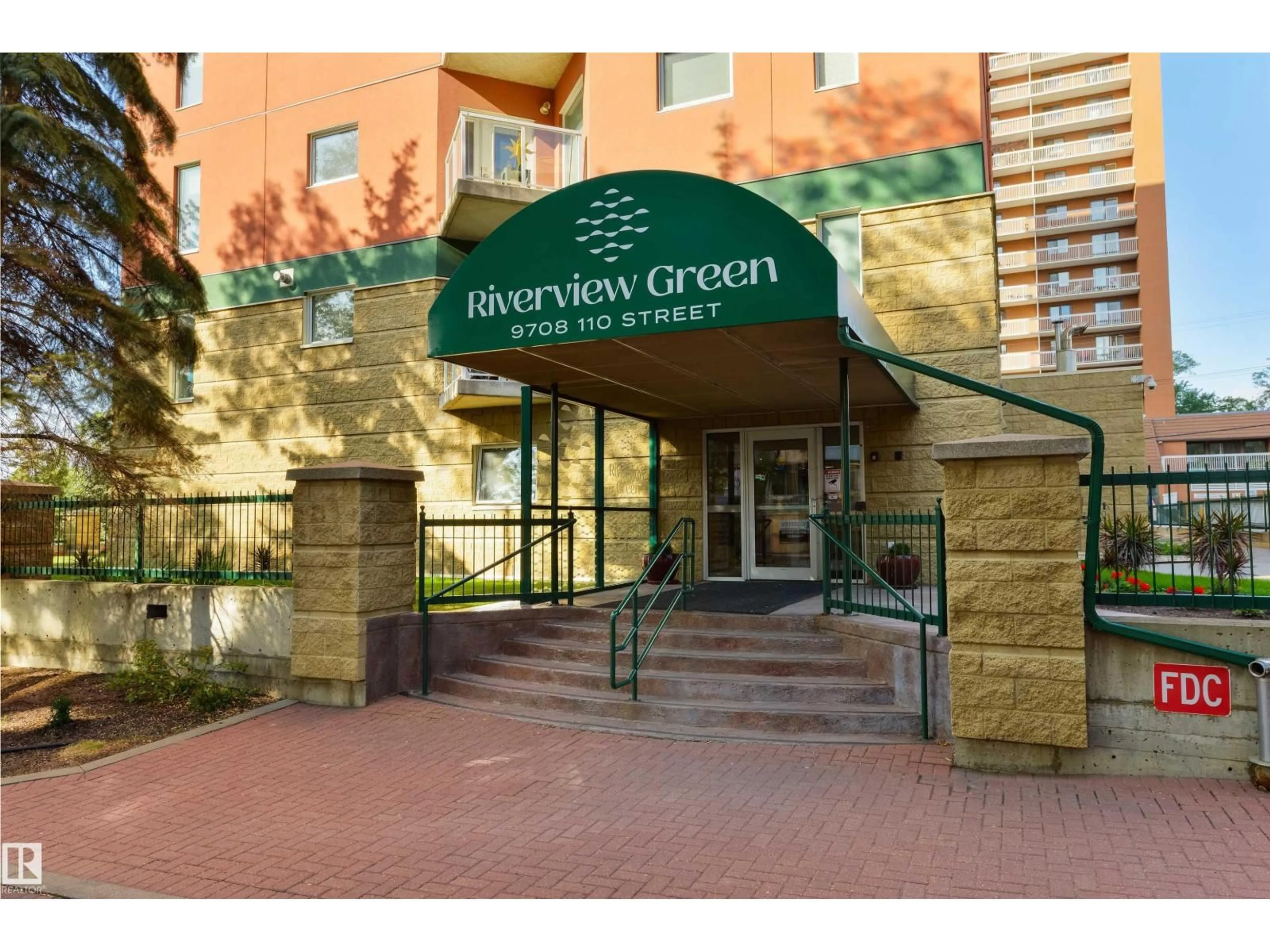 Indoor foyer for #402 - 9708 110 ST, Edmonton Alberta T5K2W3