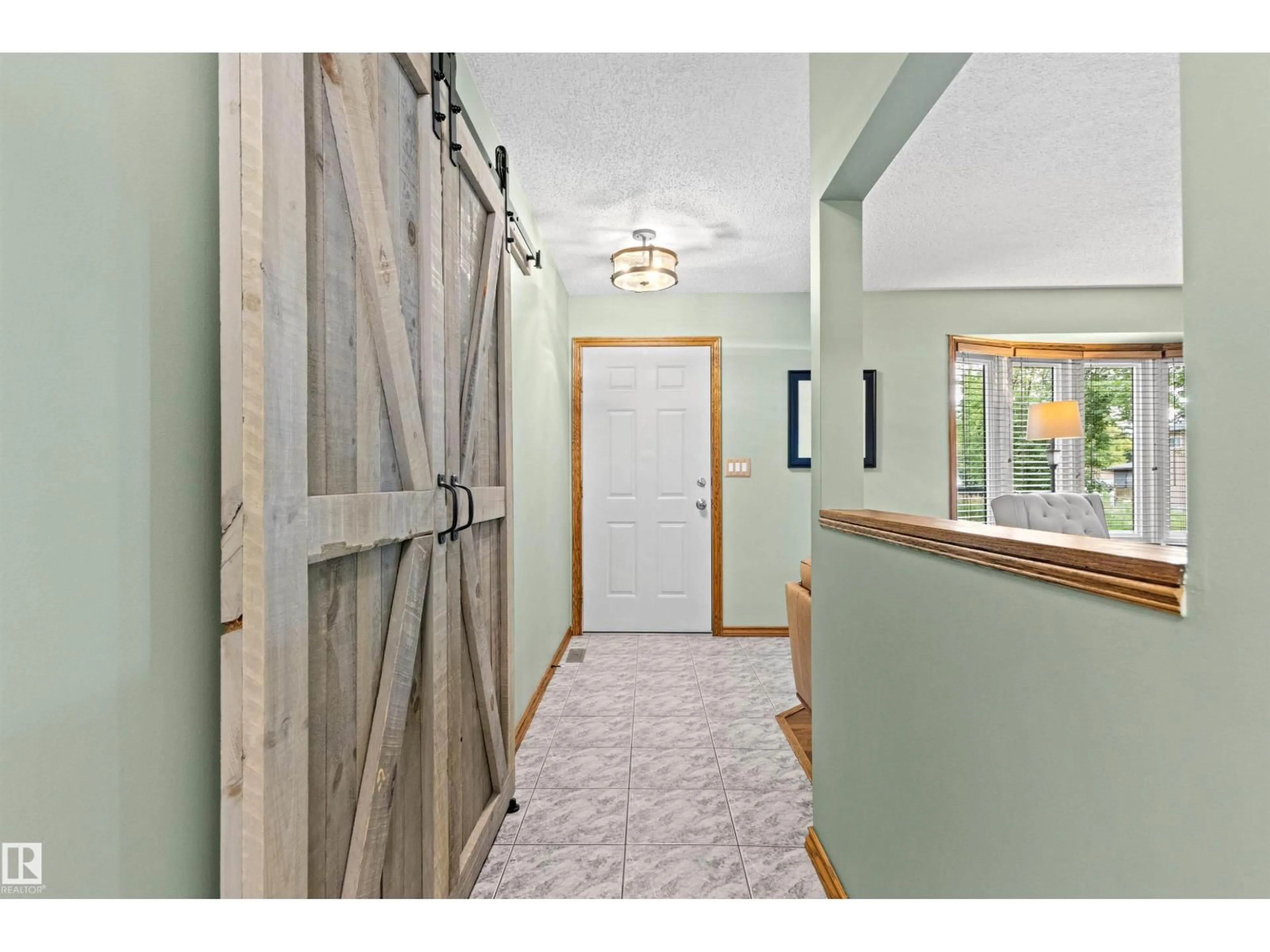 Indoor entryway for 9730 154 ST, Edmonton Alberta T5P2G3