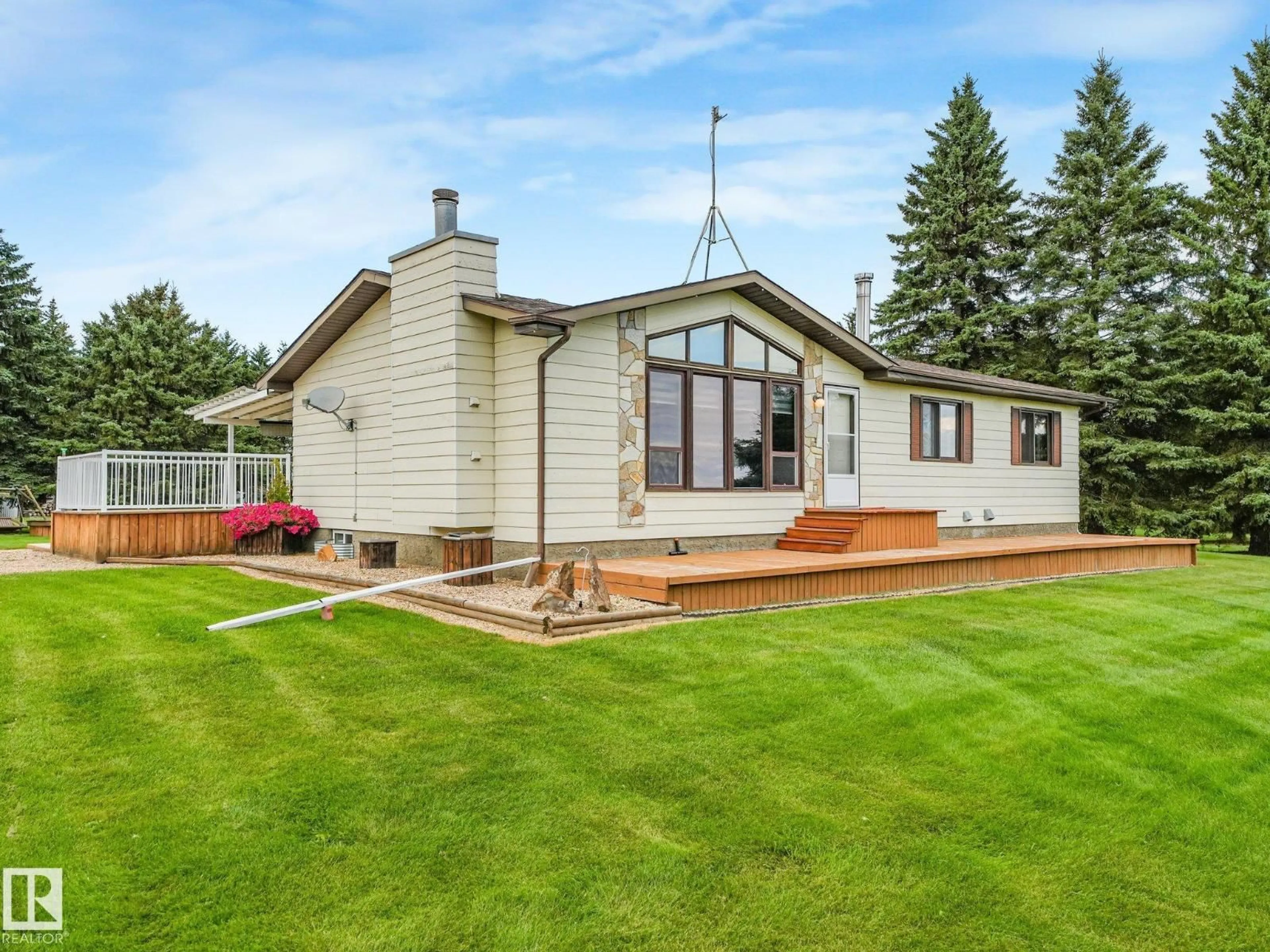Home with vinyl exterior material, unknown for 59402 RR 220, Rural Thorhild County Alberta T0A3J0