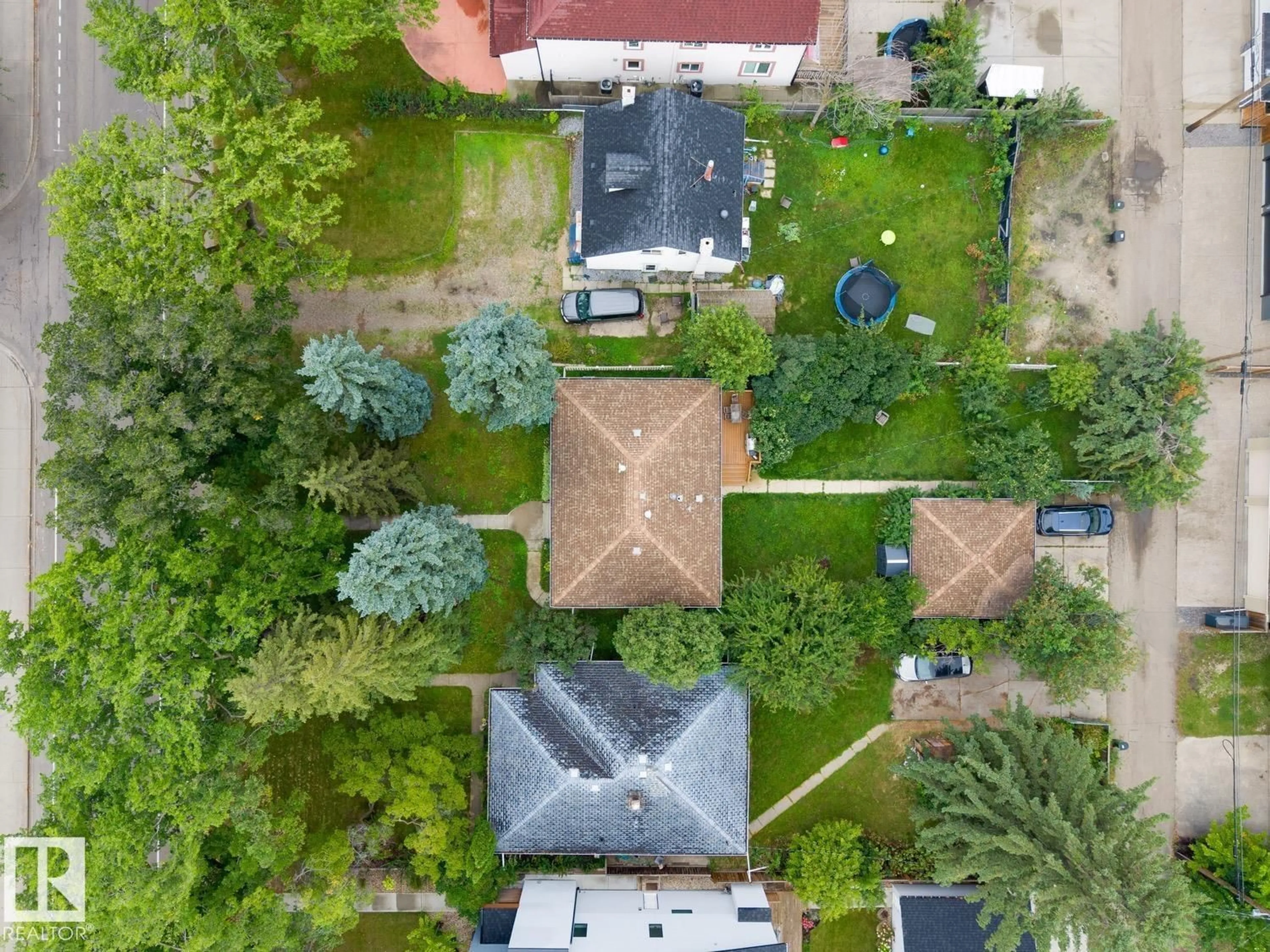 A pic from outside/outdoor area/front of a property/back of a property/a pic from drone, street for 8932 116 ST NW, Edmonton Alberta T6G1P8