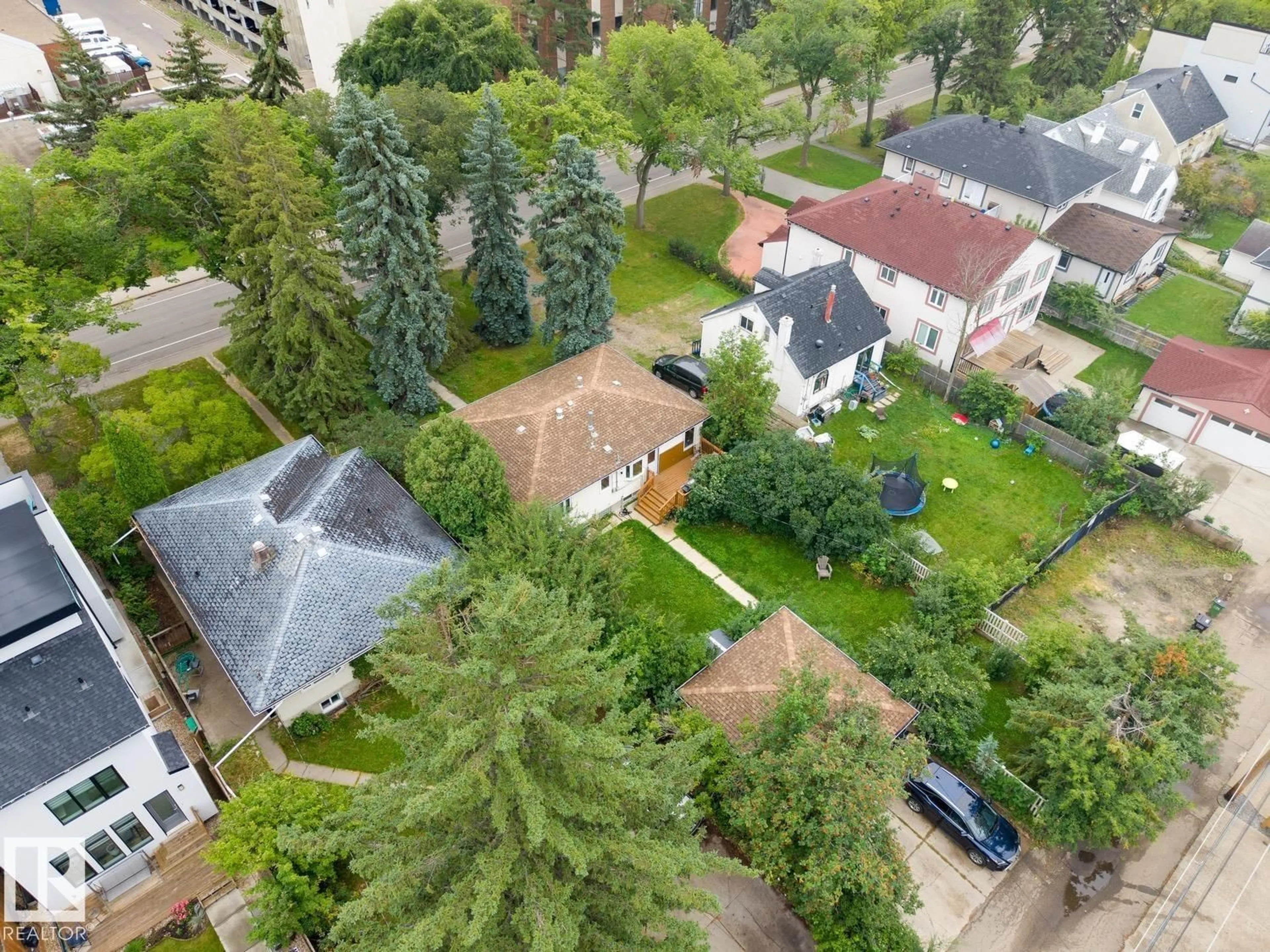 A pic from outside/outdoor area/front of a property/back of a property/a pic from drone, street for 8932 116 ST NW, Edmonton Alberta T6G1P8