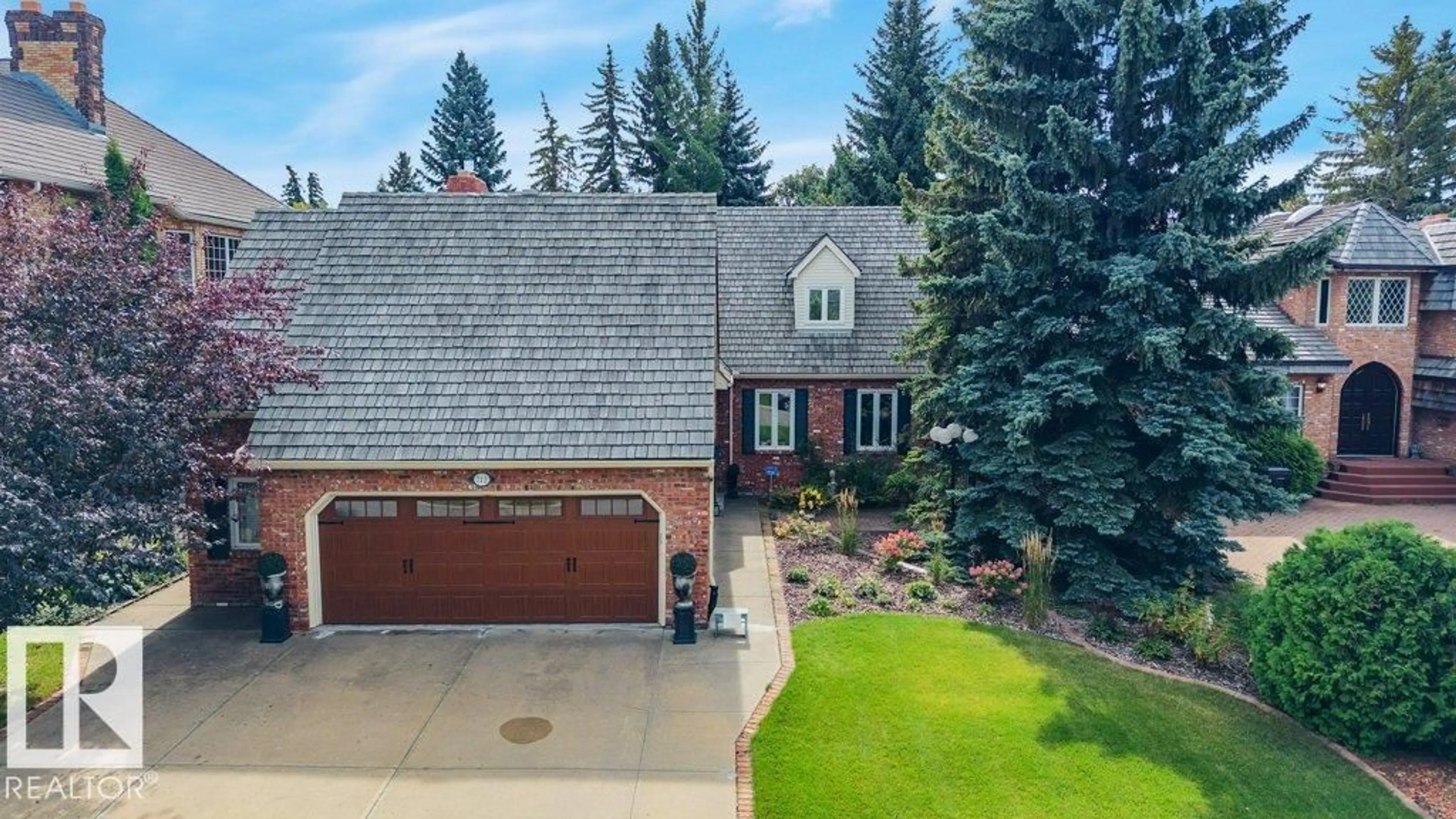 A pic from outside/outdoor area/front of a property/back of a property/a pic from drone, unknown for 712 ROMANIUK RD, Edmonton Alberta T6R1A5