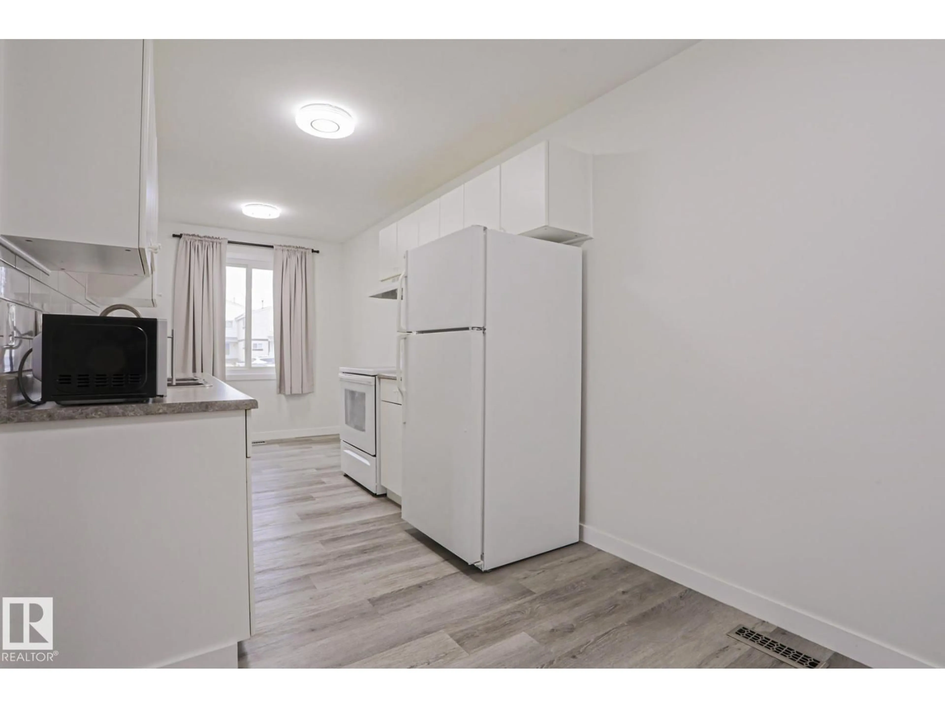 Standard kitchen, wood/laminate floor for 238 PRIMROSE GARDENS GD, Edmonton Alberta T5T0R1