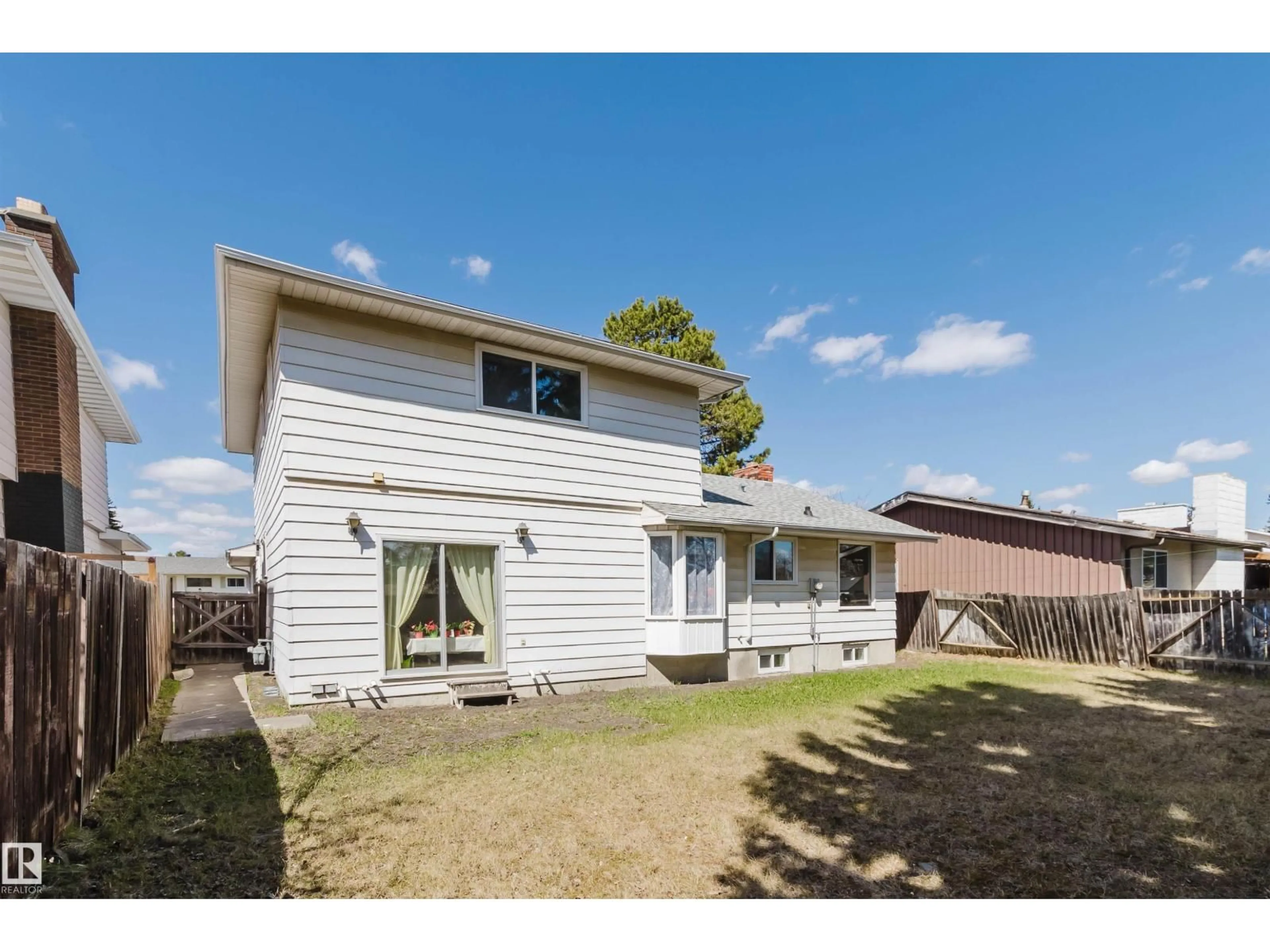 A pic from outside/outdoor area/front of a property/back of a property/a pic from drone, street for NW - 10423 35 AV, Edmonton Alberta T6J2M8
