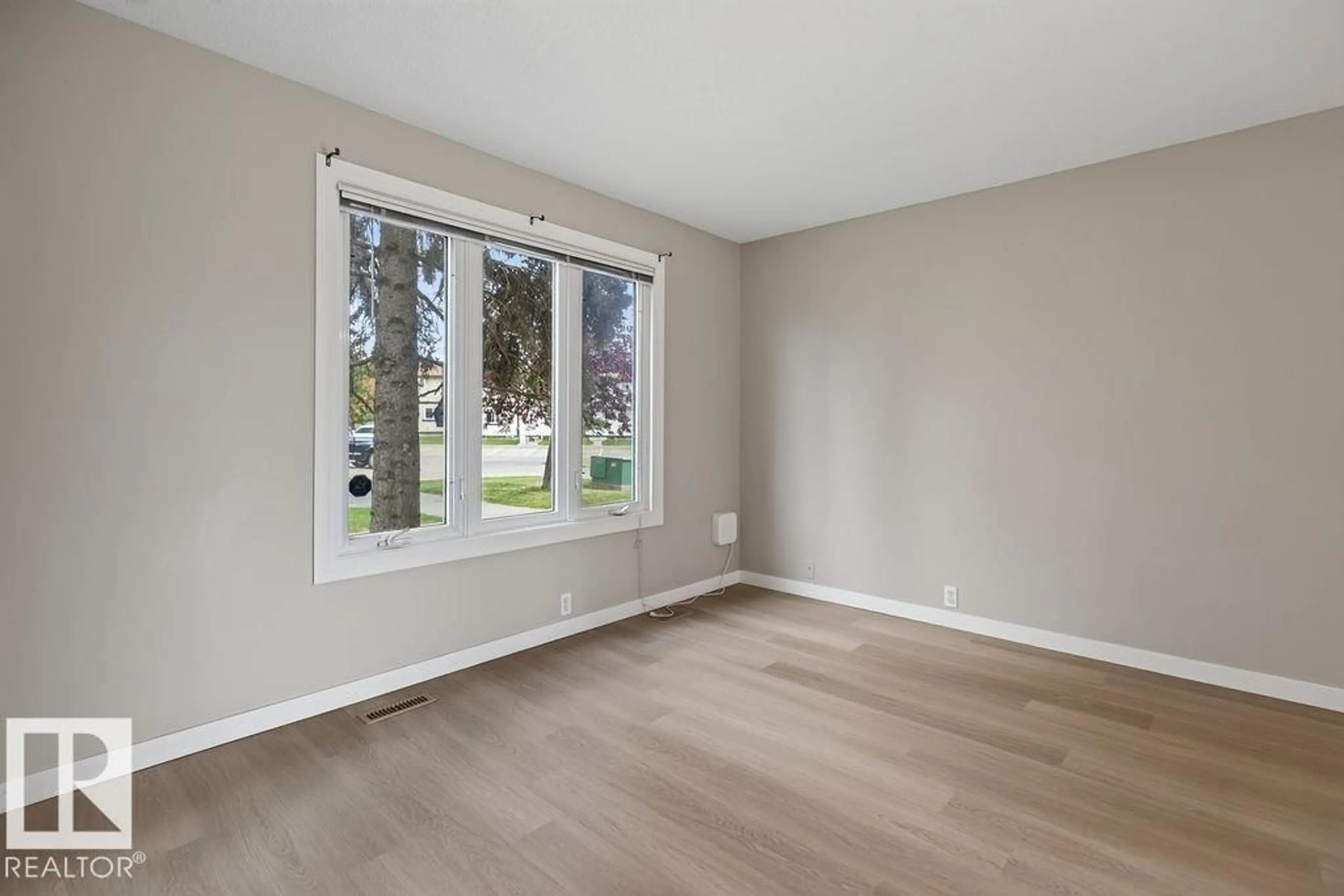 A pic of a room for 18072 93 AV, Edmonton Alberta T5T1Y1