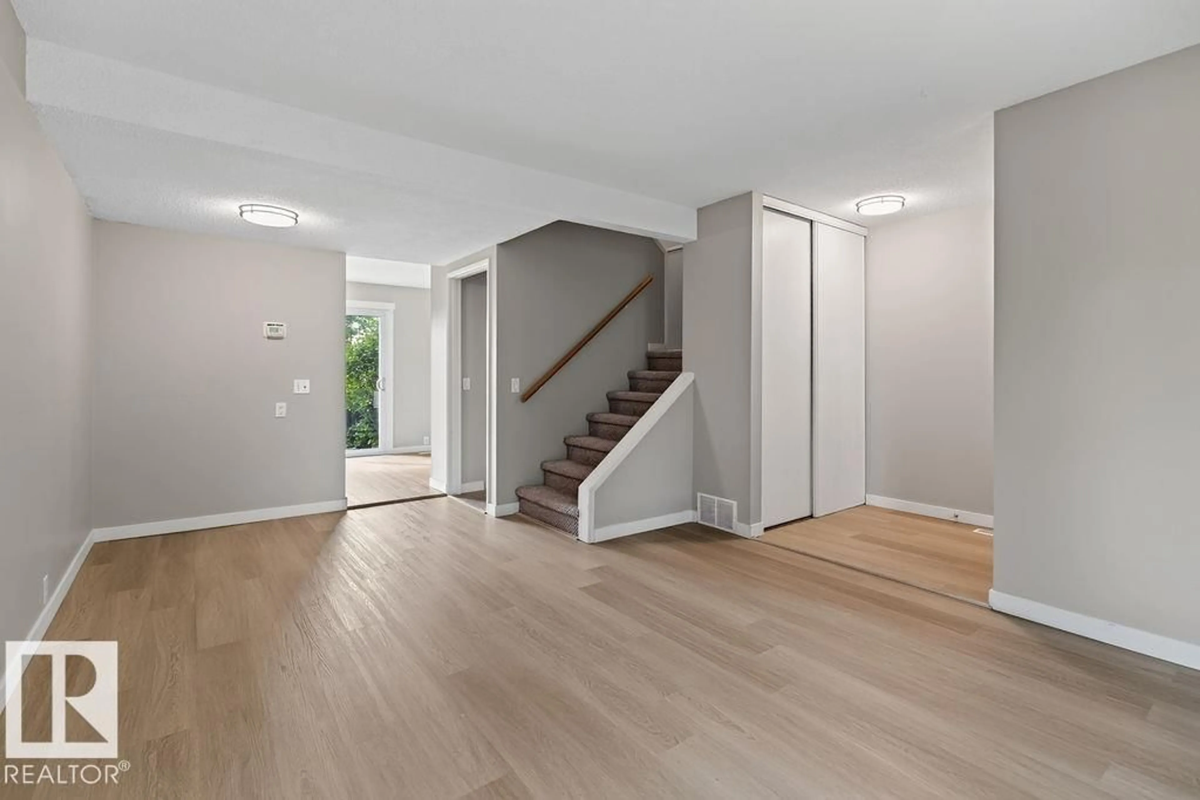 Indoor entryway for 18072 93 AV, Edmonton Alberta T5T1Y1