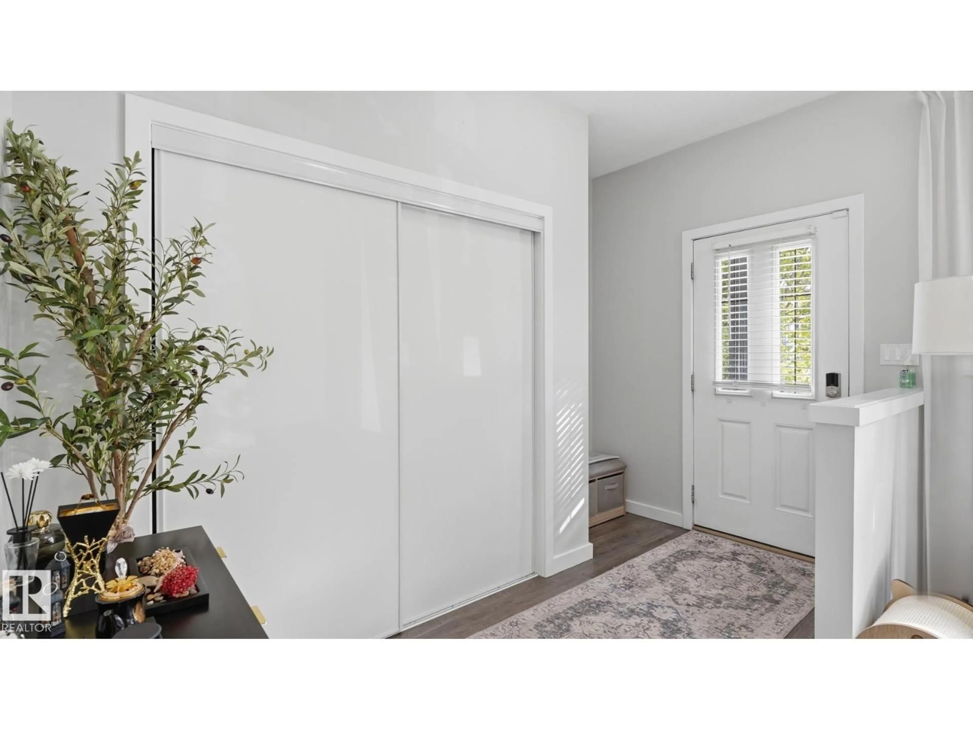 Indoor entryway for 5839 MULLEN PL, Edmonton Alberta T6R0T5