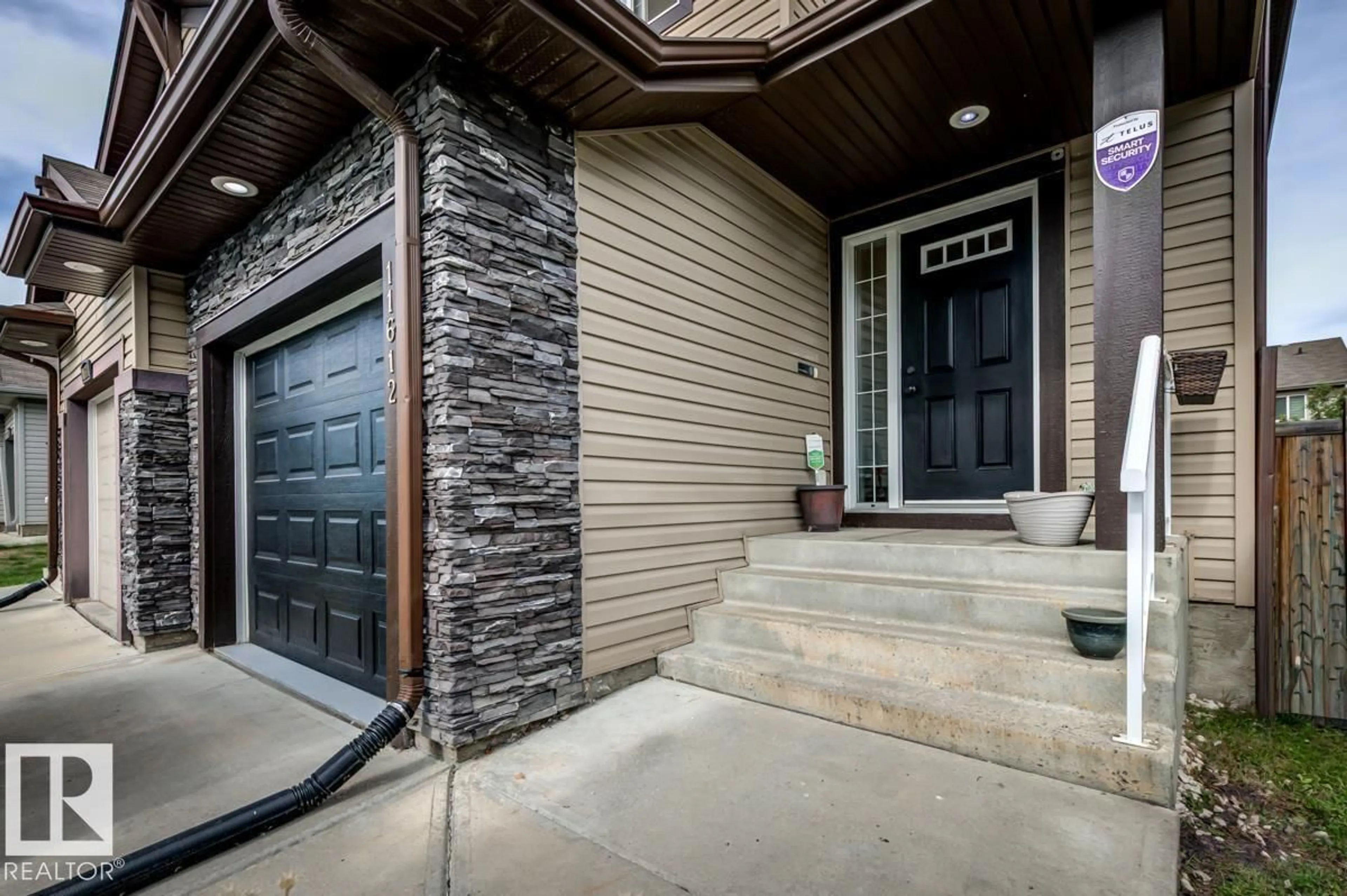 Indoor entryway for 11612 17 AV, Edmonton Alberta T6W1Y4