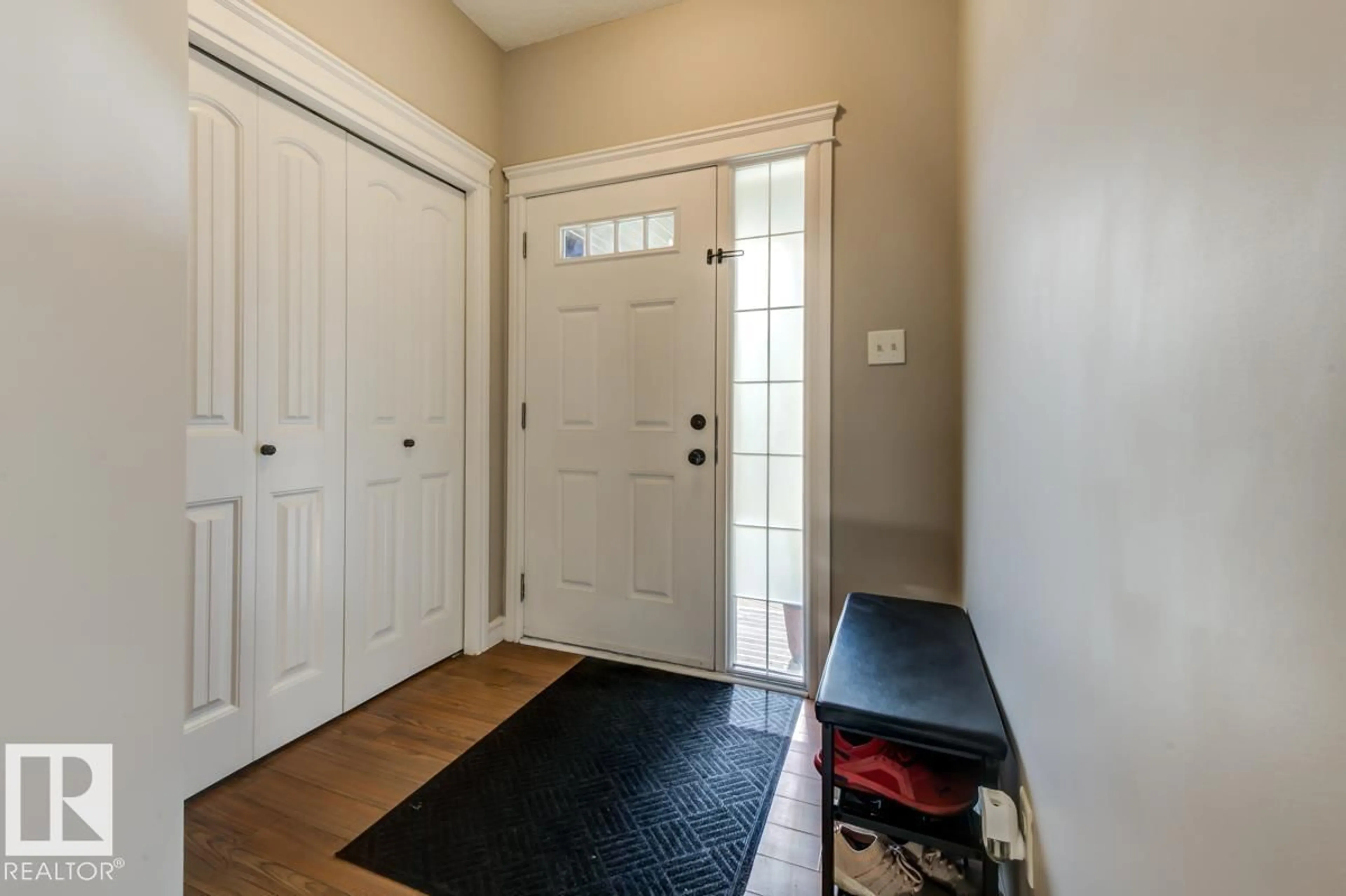 Indoor entryway for 11612 17 AV, Edmonton Alberta T6W1Y4
