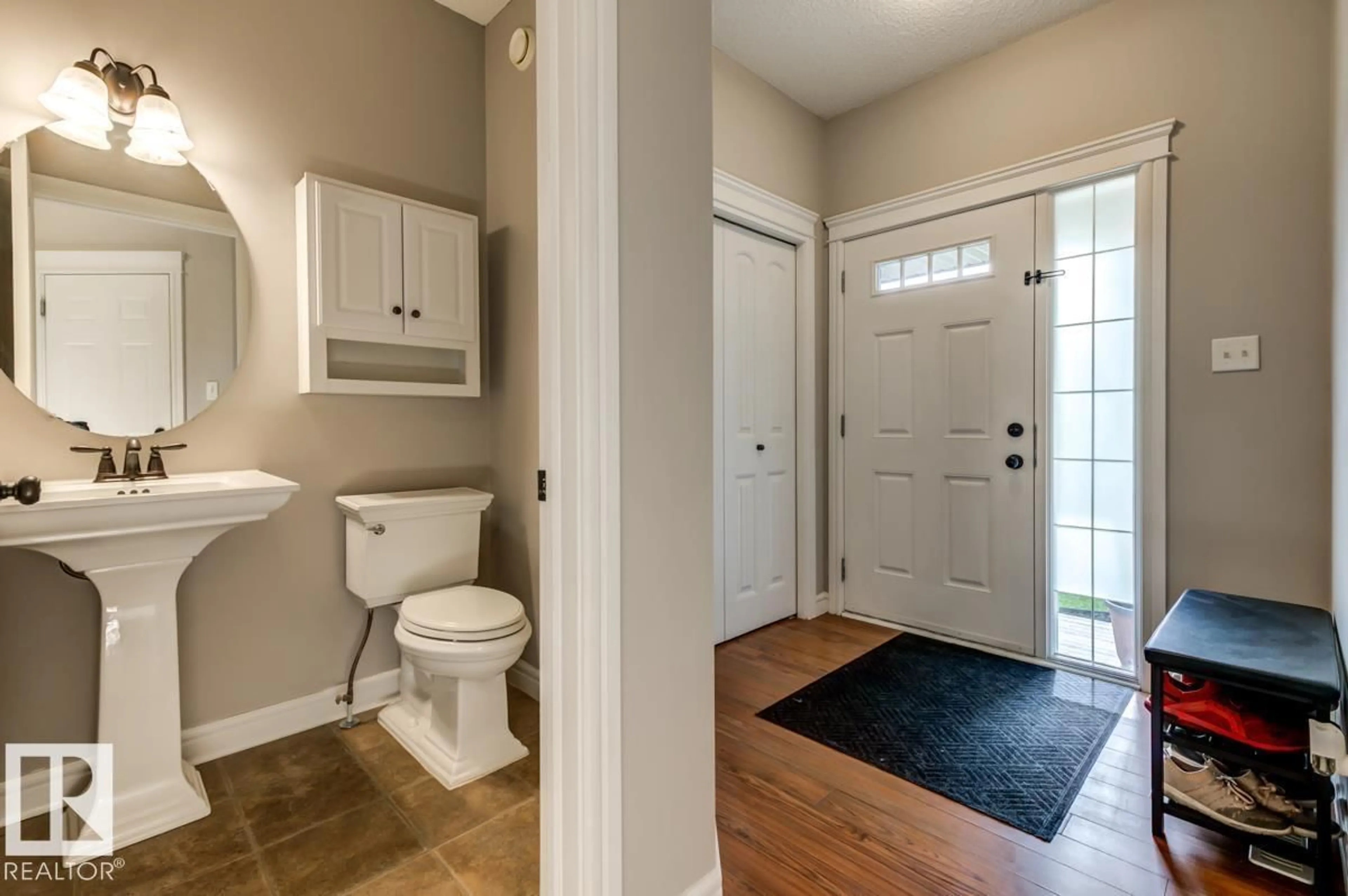 Indoor entryway for 11612 17 AV, Edmonton Alberta T6W1Y4