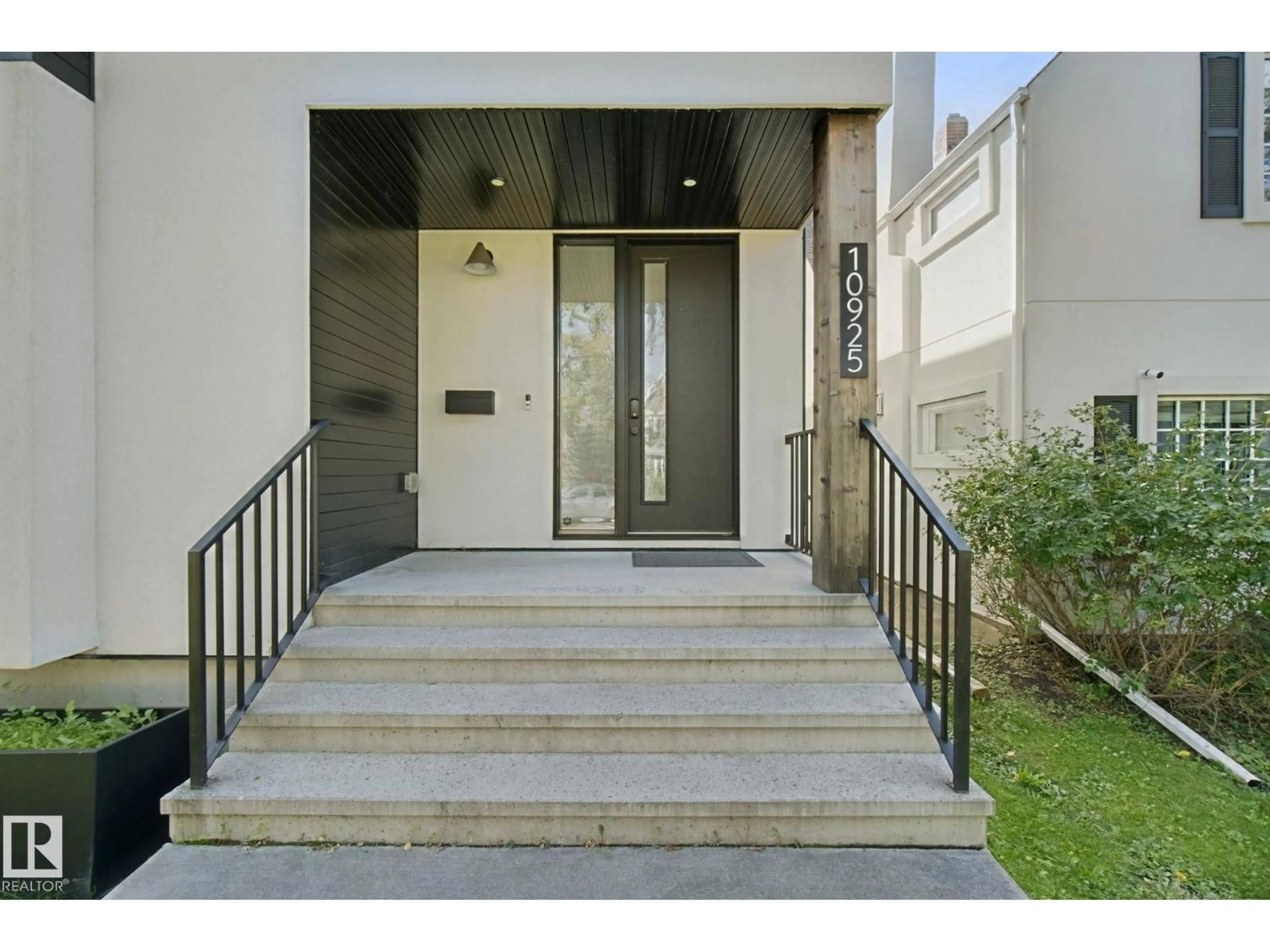 Indoor foyer for 10925 UNIVERSITY AV, Edmonton Alberta T6G1Y1