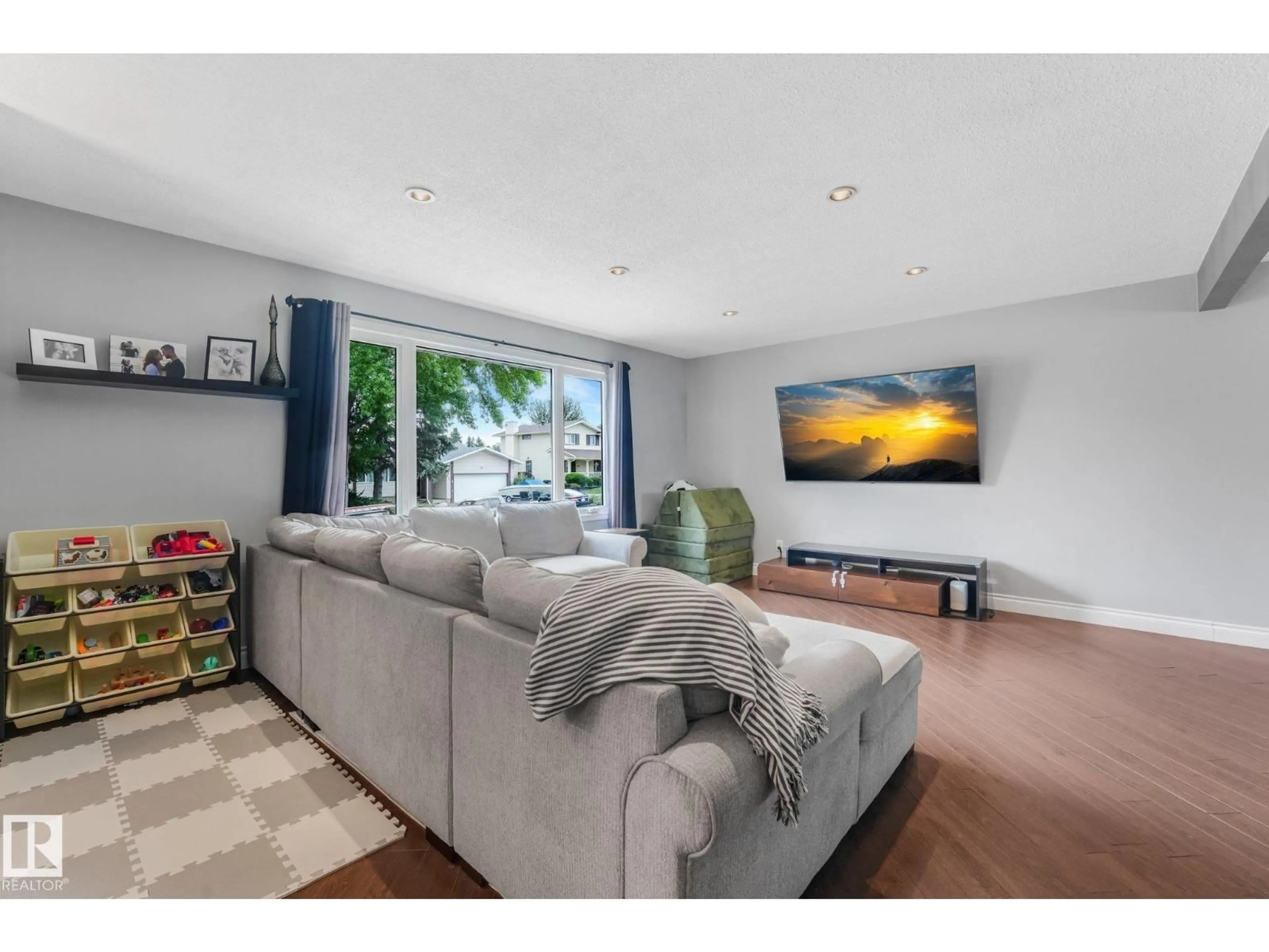 Living room with furniture, unknown for 81 GLAMORGAN DR, Sherwood Park Alberta T8A2Y7