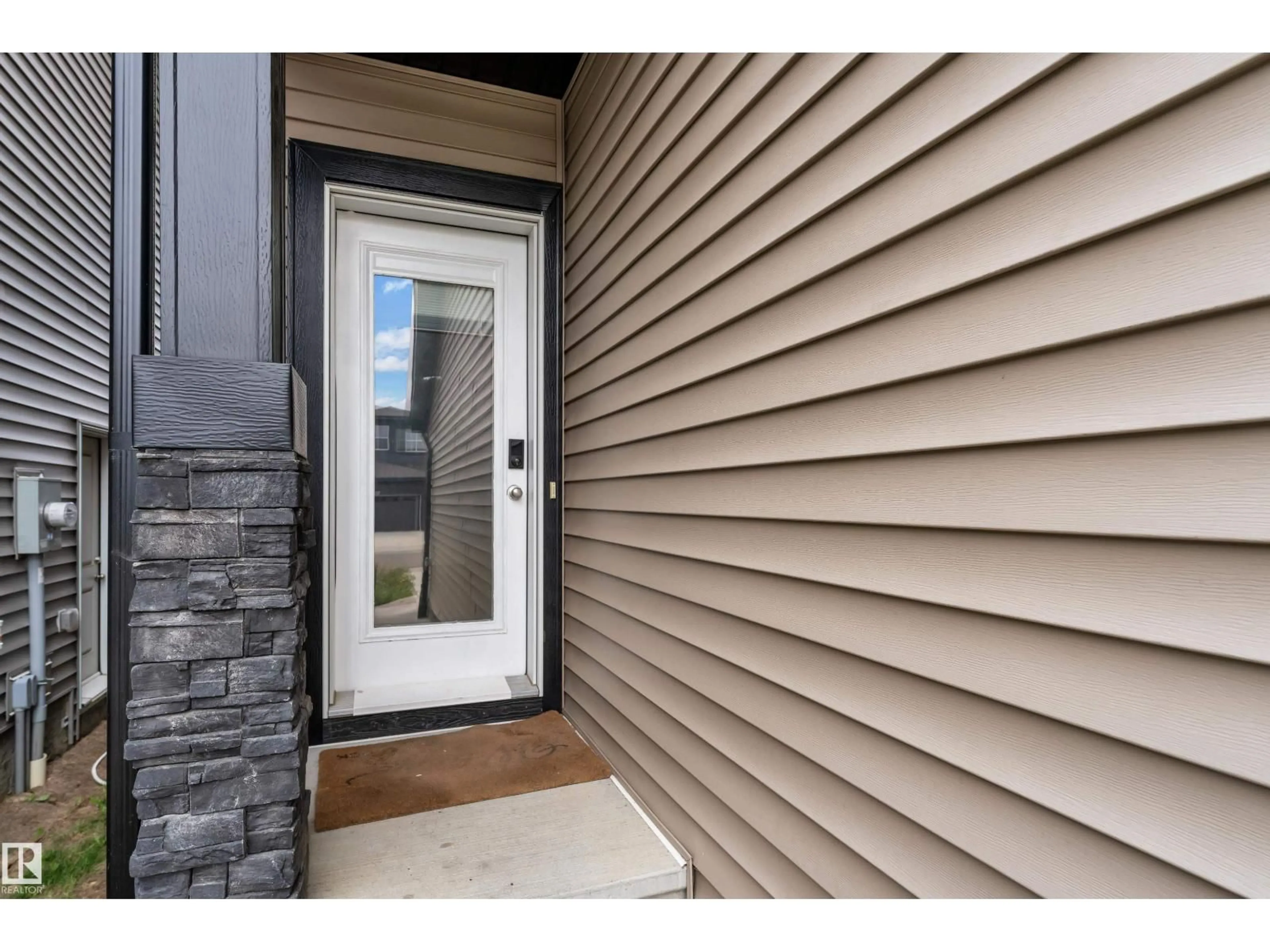 Indoor entryway for 9450 PEAR CR, Edmonton Alberta T6X2Z5