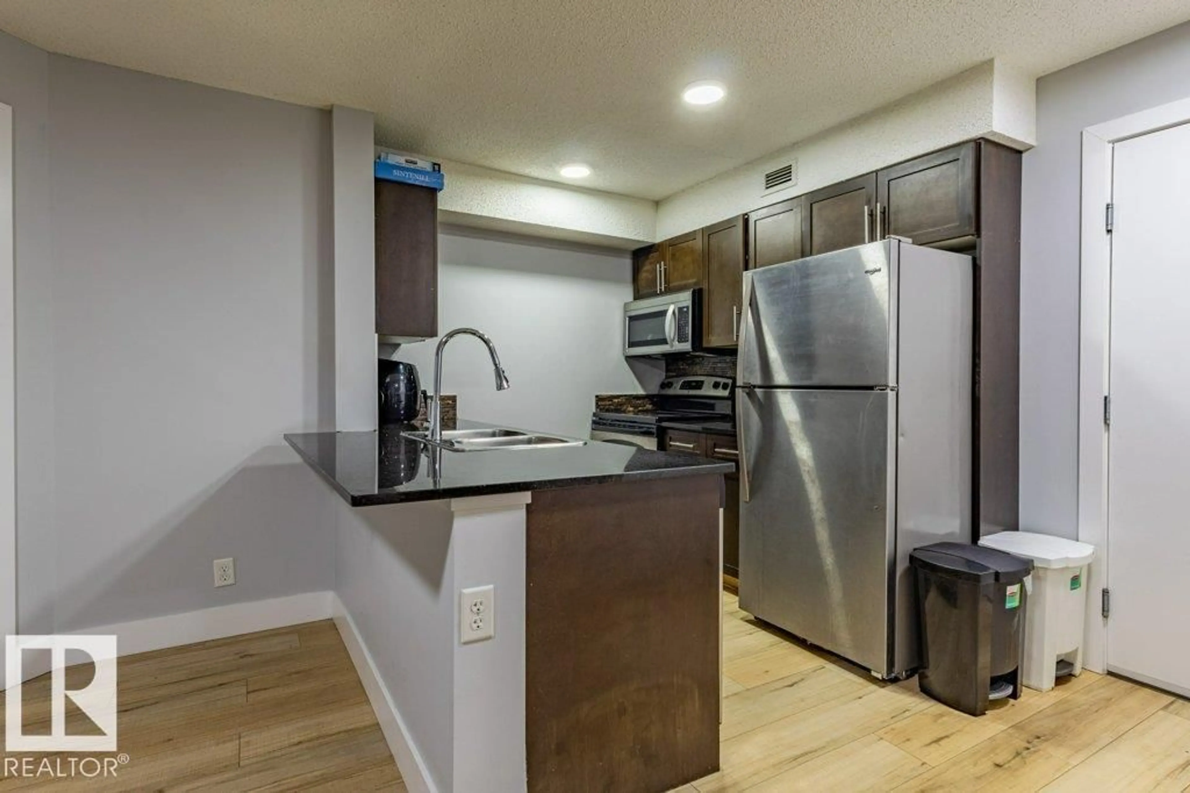 Standard kitchen, unknown for 306 - 11820 22 AV, Edmonton Alberta T6W2A2