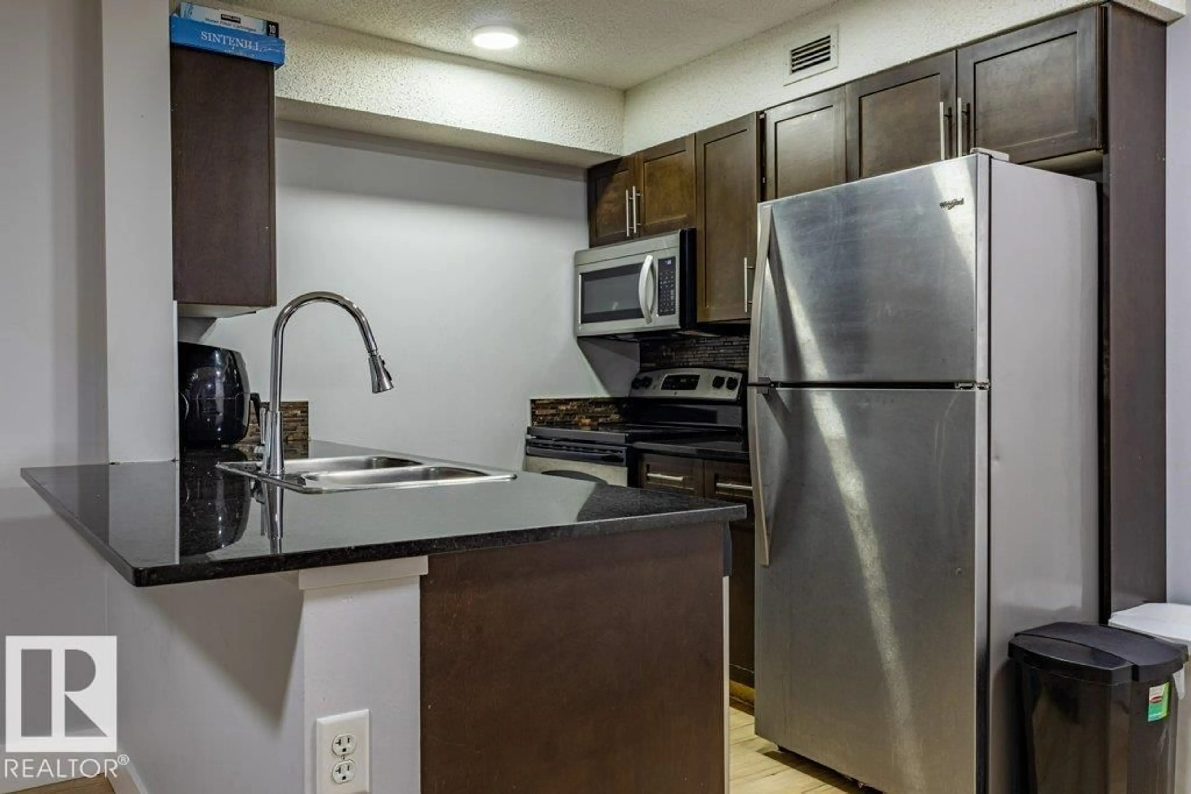 Standard kitchen, unknown for 306 - 11820 22 AV, Edmonton Alberta T6W2A2