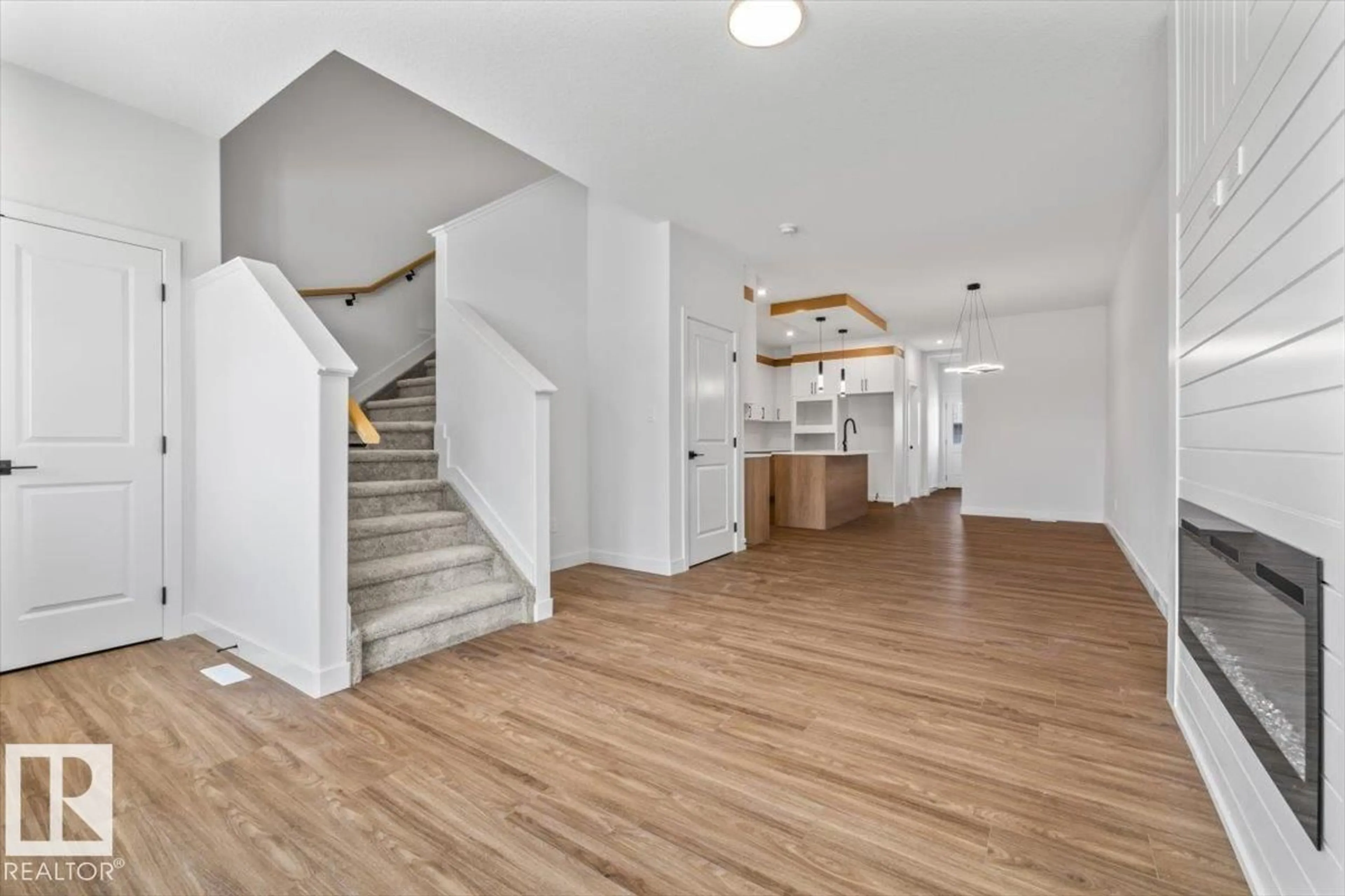 Indoor foyer for 22 JUNIPER WD, Fort Saskatchewan Alberta T8L3S4