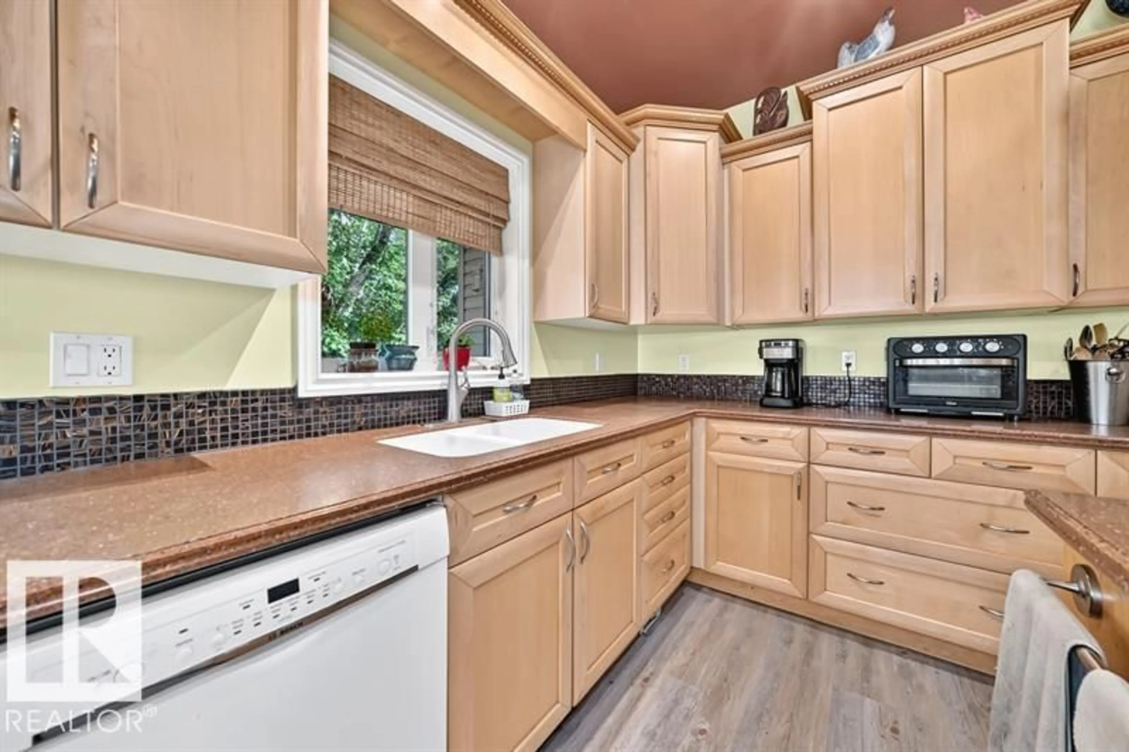 Standard kitchen, unknown for 9802 102 ST, Morinville Alberta T8R1E7