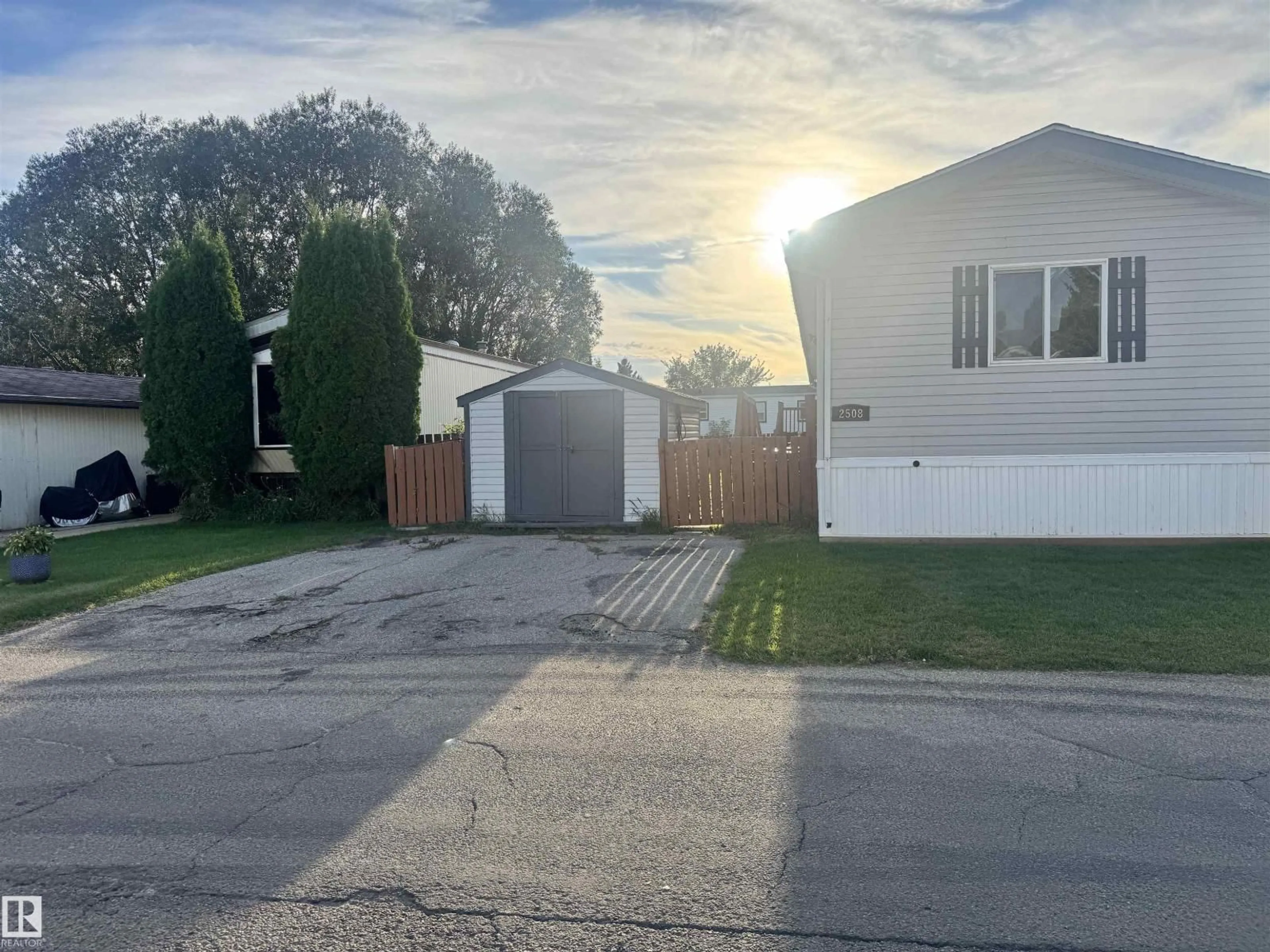 A pic from outside/outdoor area/front of a property/back of a property/a pic from drone, street for 2508 WEST PORT RD, Edmonton Alberta T5S1T5