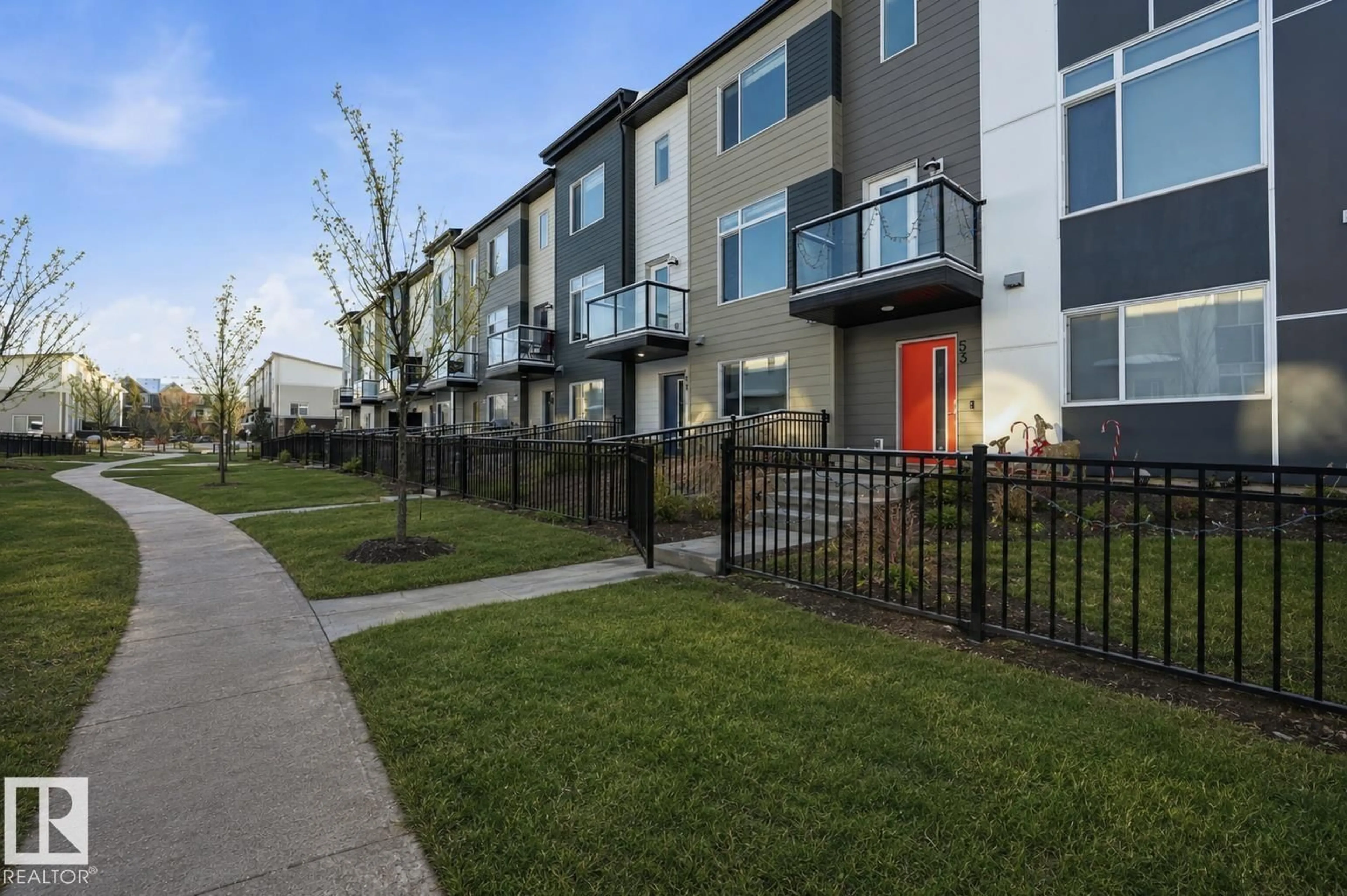 Patio, street for 804 - 54 WELSH DR, Edmonton Alberta T6X1Y8