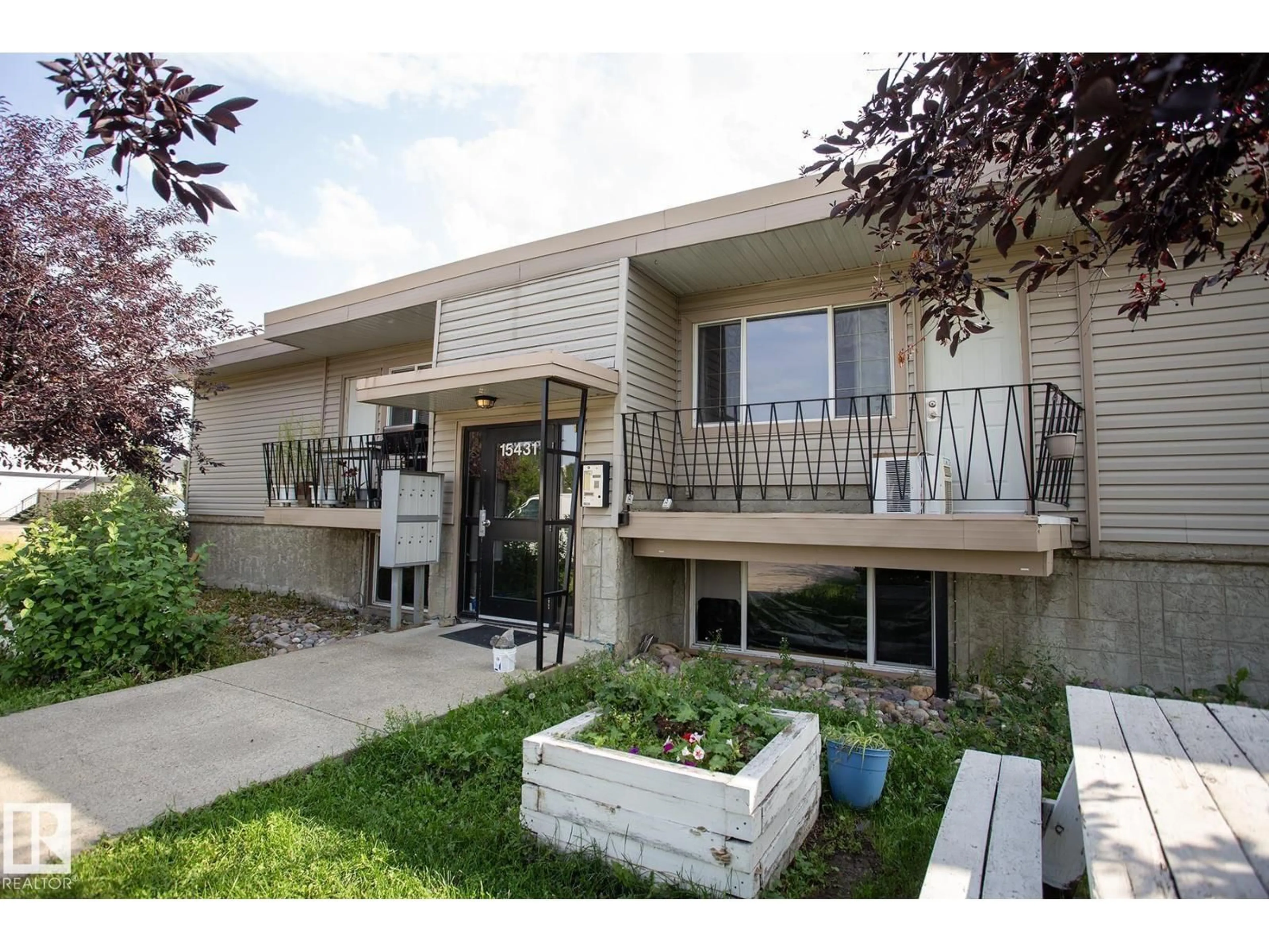 Patio, street for 8 - 15431 93 AV, Edmonton Alberta T5R5H4
