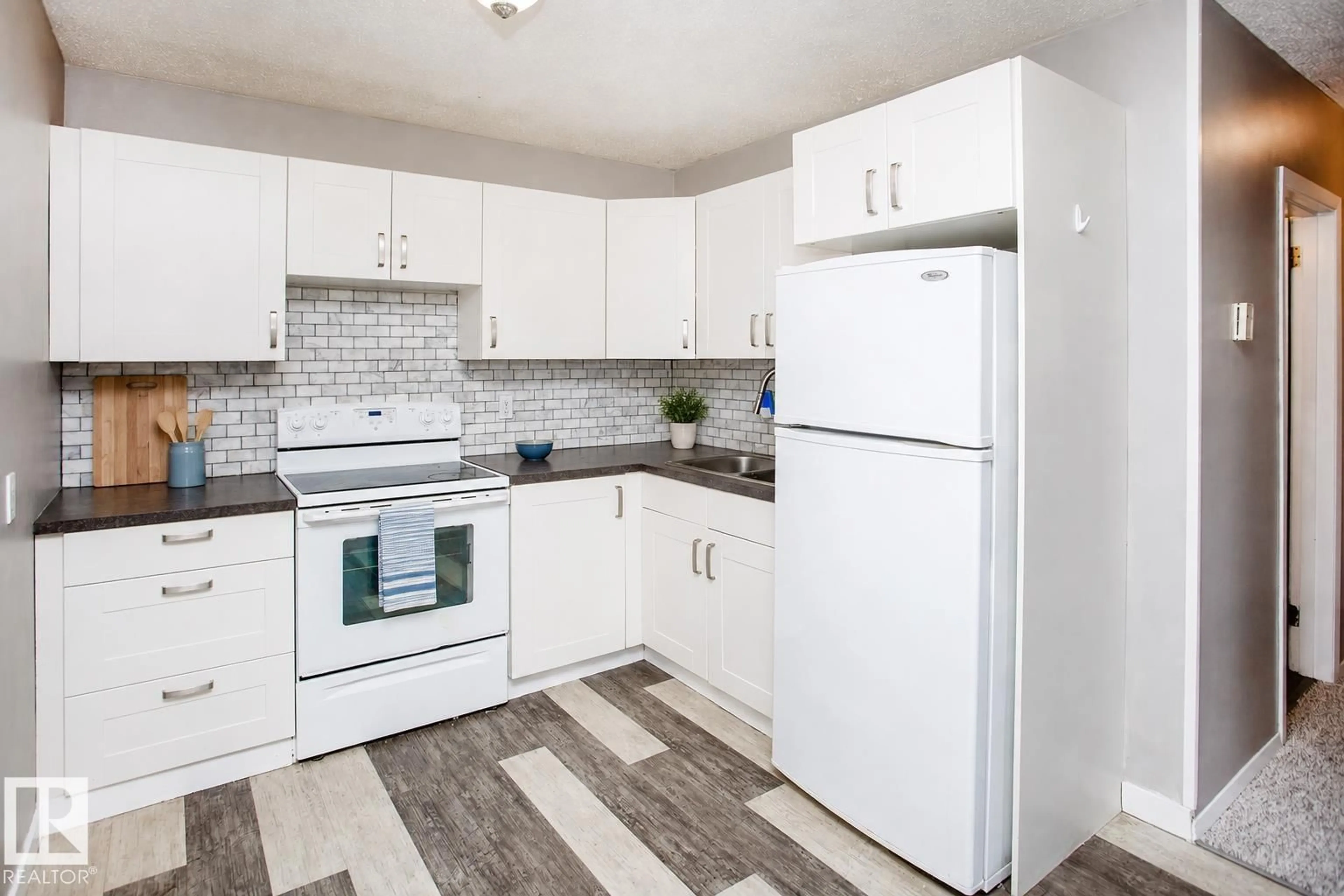 Standard kitchen, unknown for 8 - 15431 93 AV, Edmonton Alberta T5R5H4
