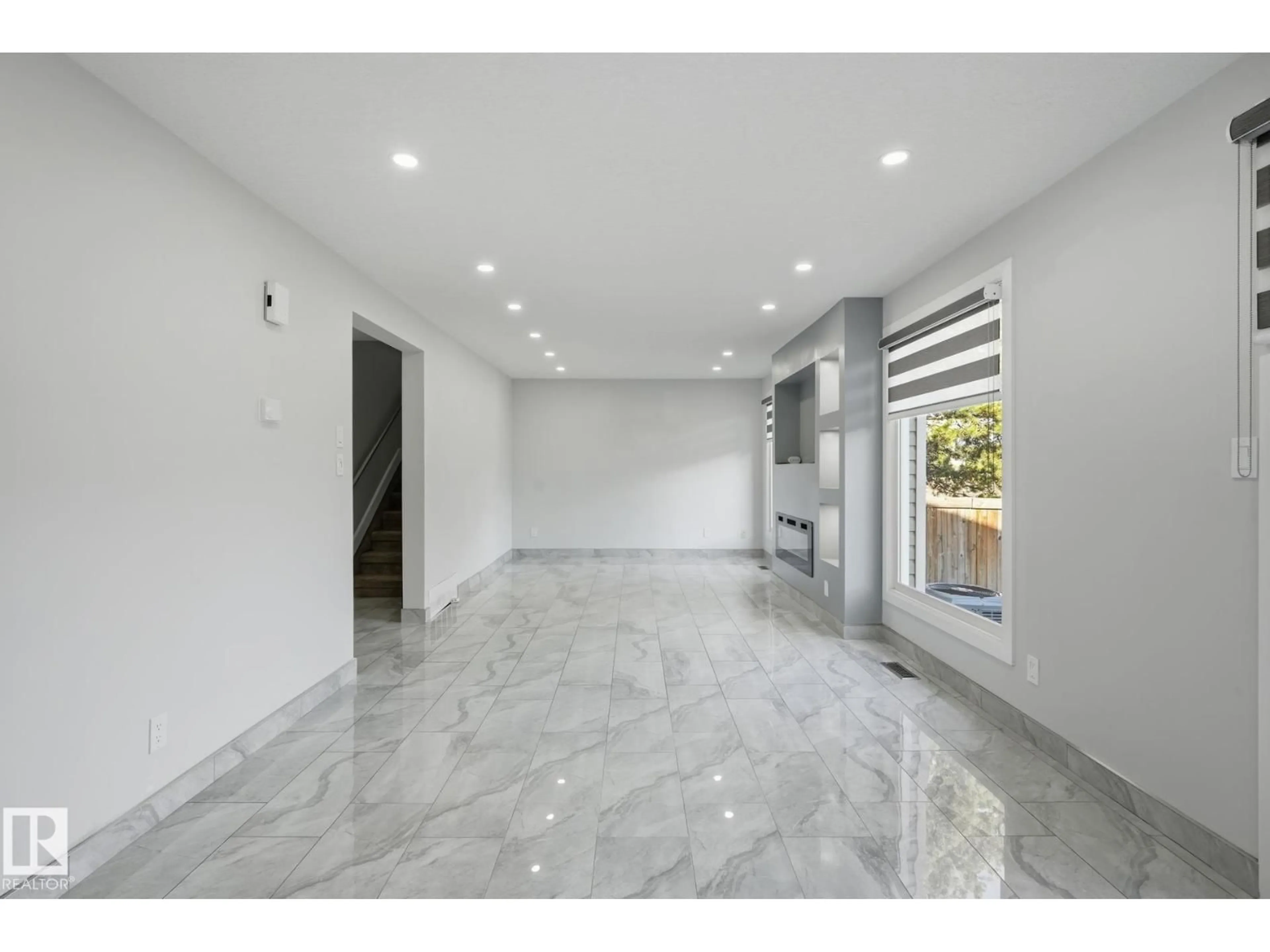 Indoor foyer for 419 DUNLUCE RD, Edmonton Alberta T5X4Y5
