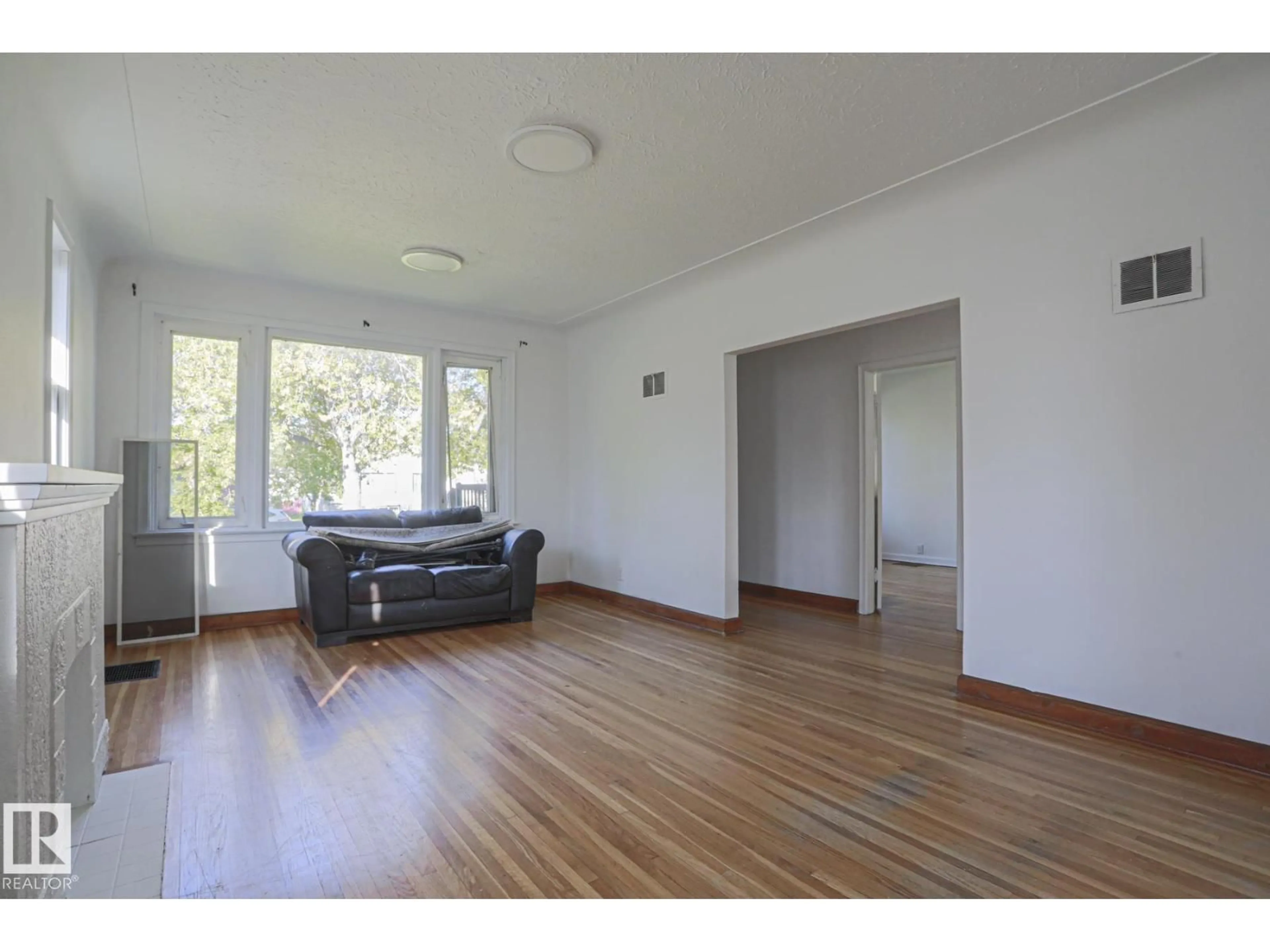 A pic of a room for 13129 101 ST, Edmonton Alberta T5E4G1