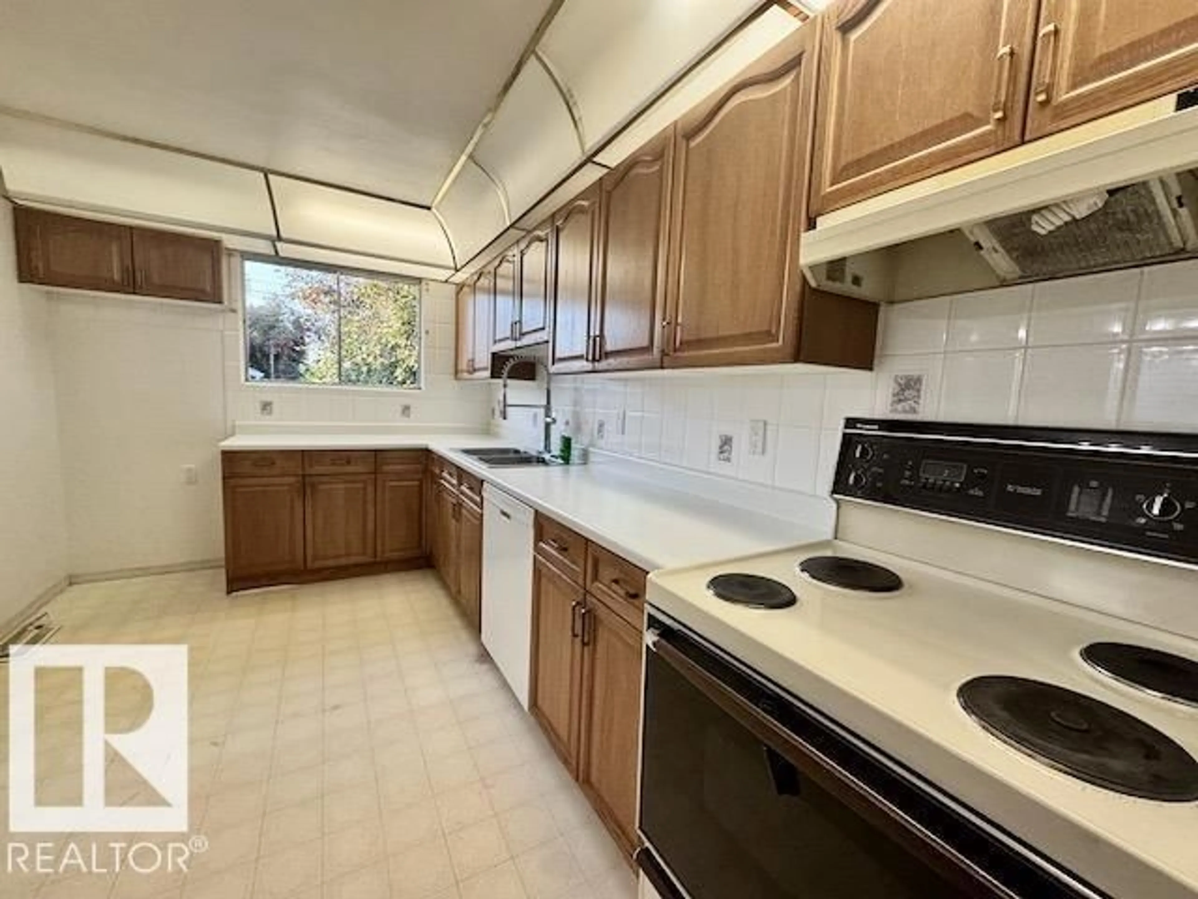 Standard kitchen, ceramic/tile floor for NW - 13908 135 AV, Edmonton Alberta T5L3Y8