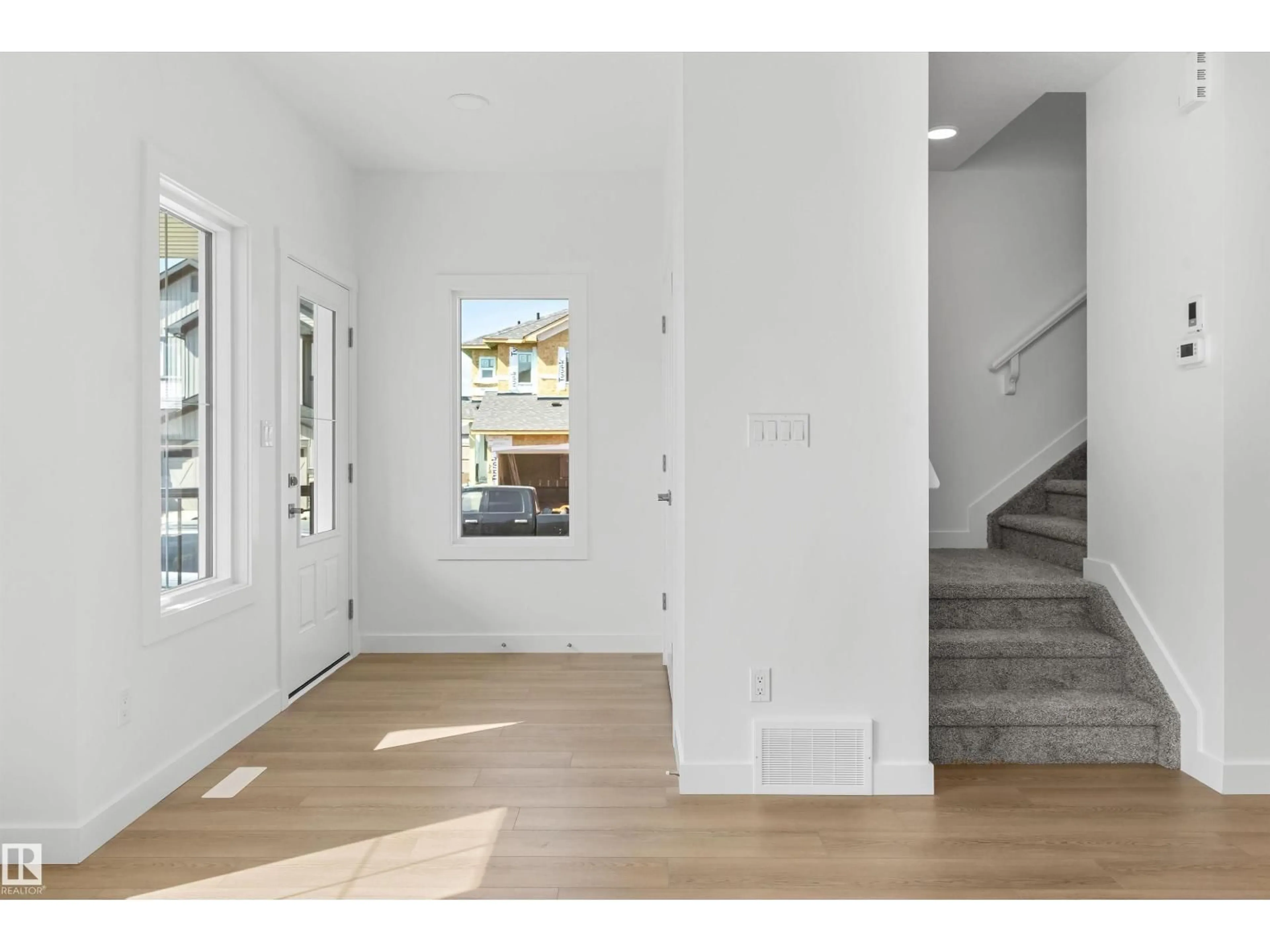 Indoor entryway for 1060 14 AV, Edmonton Alberta T6T2W7