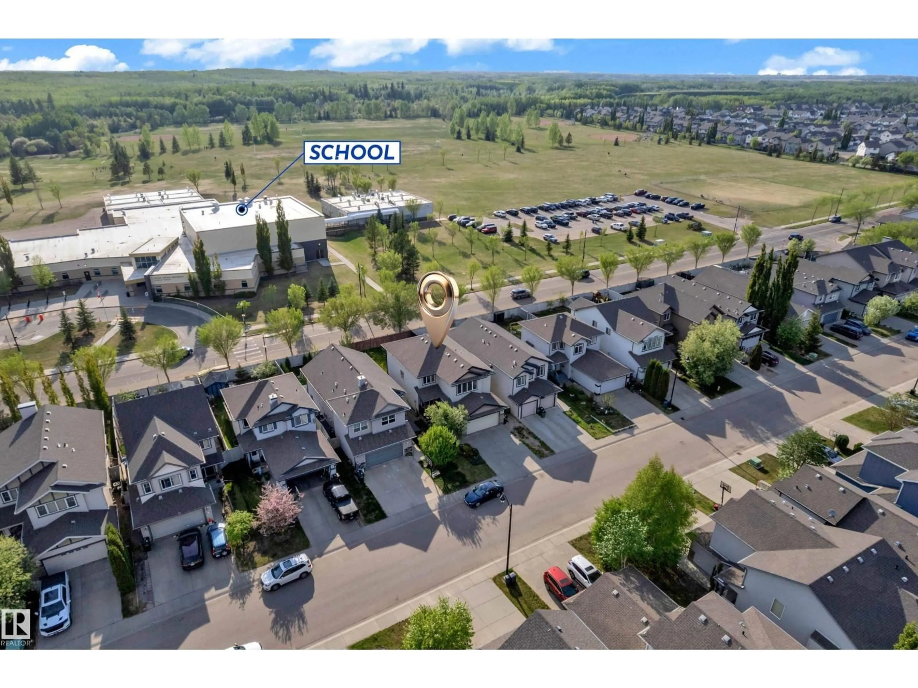 A pic from outside/outdoor area/front of a property/back of a property/a pic from drone, unknown for 5528 209 ST NW, Edmonton Alberta T6M0E9