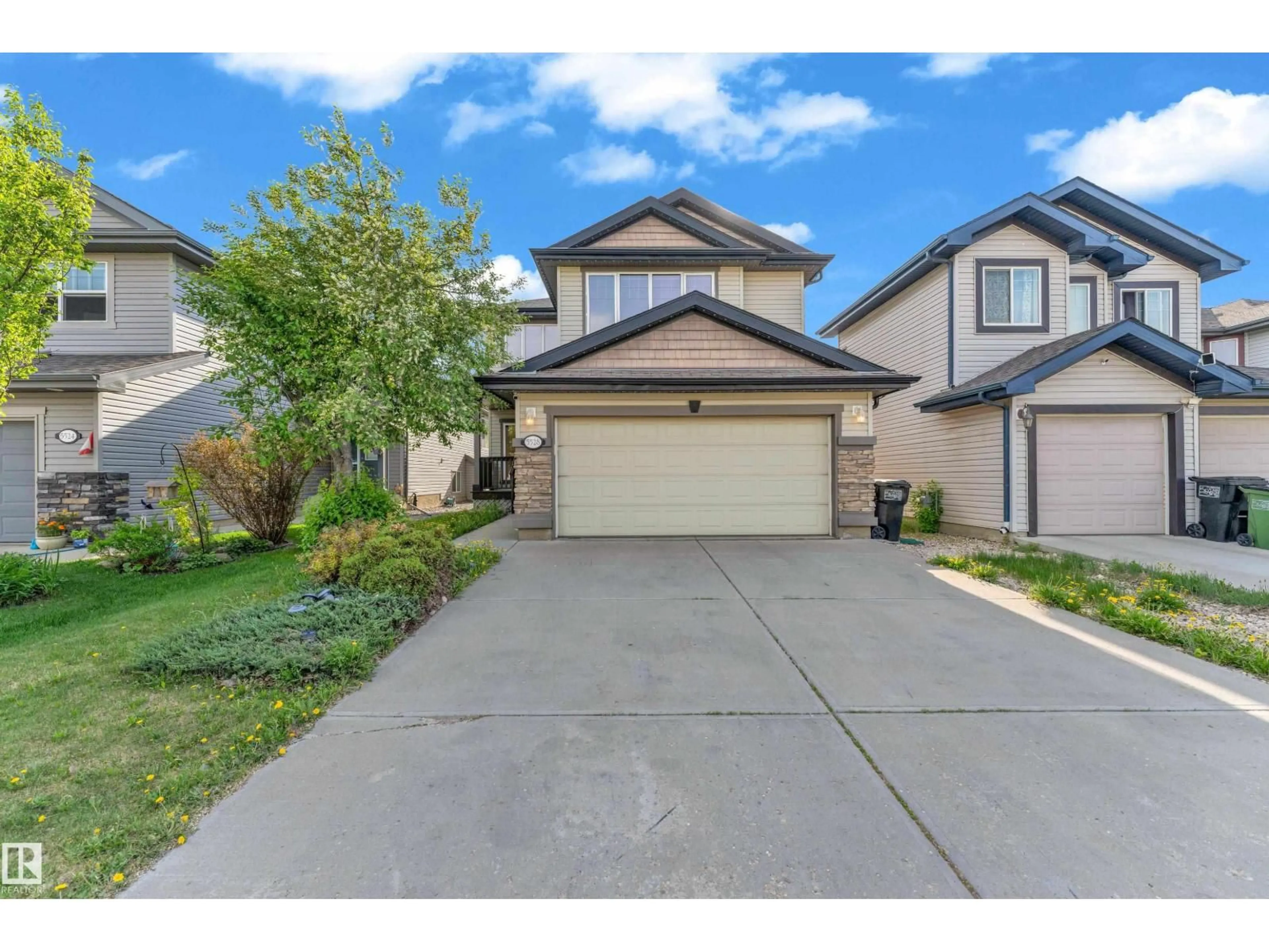 A pic from outside/outdoor area/front of a property/back of a property/a pic from drone, street for 5528 209 ST NW, Edmonton Alberta T6M0E9