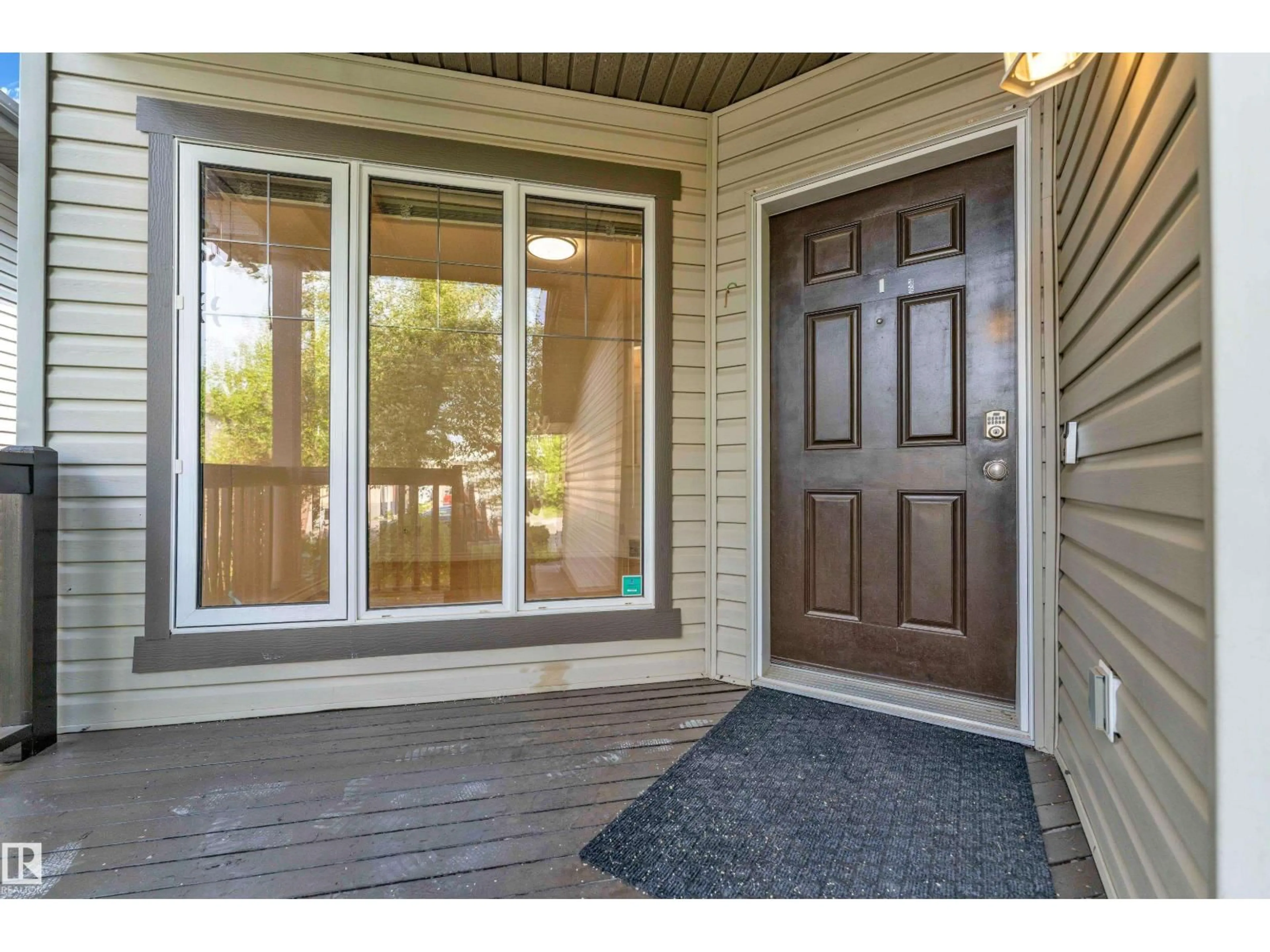Indoor entryway for 5528 209 ST NW, Edmonton Alberta T6M0E9