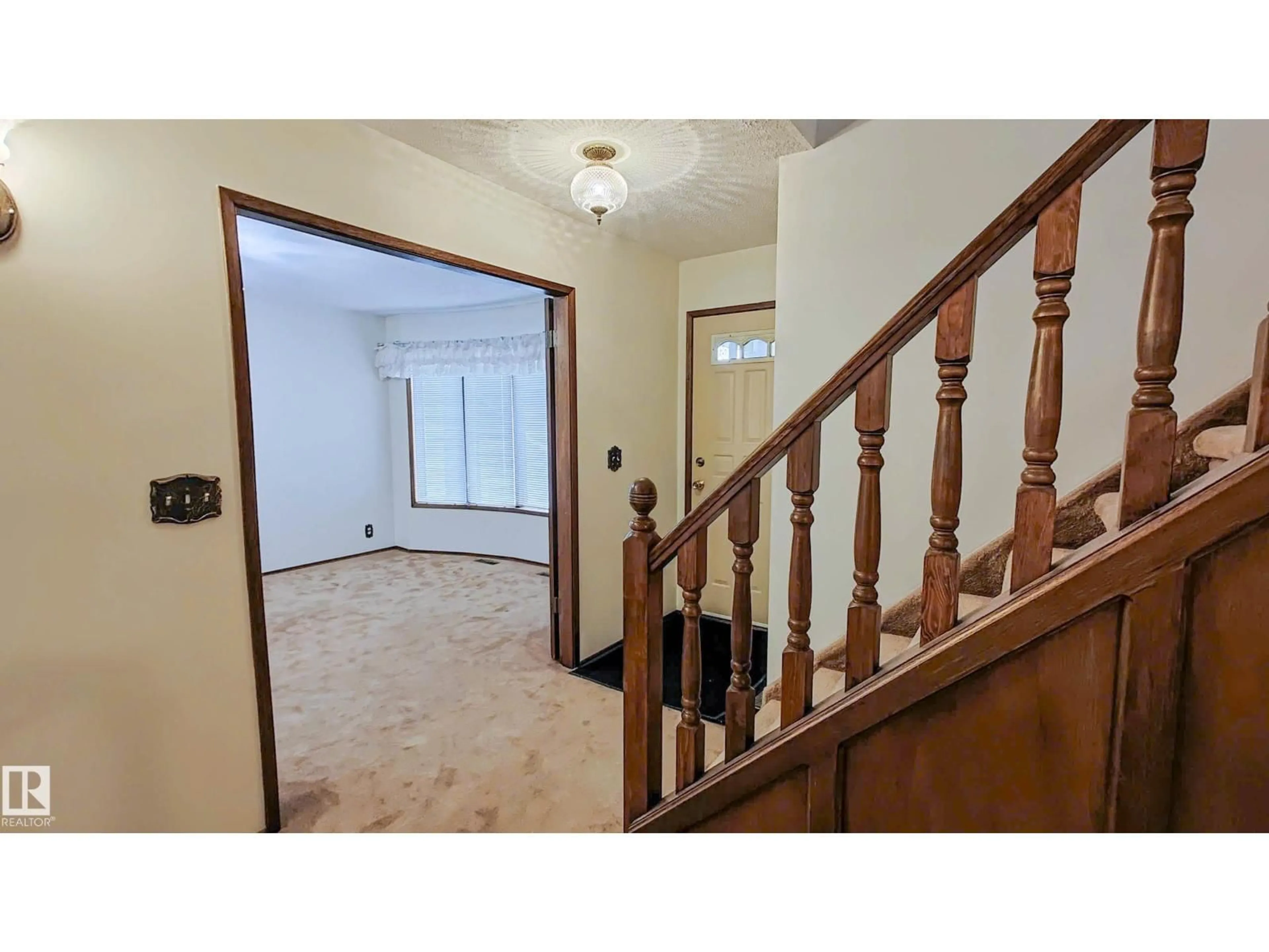 Indoor foyer for NW - 3031 79 ST, Edmonton Alberta T6K3N2